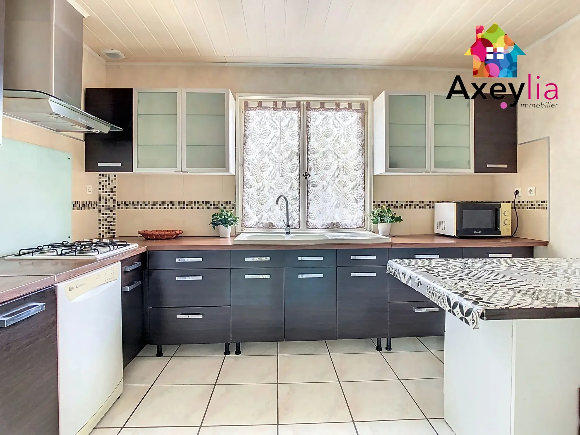 Maison familiale à Digoin avec 5 chambres, garage et terrasse 