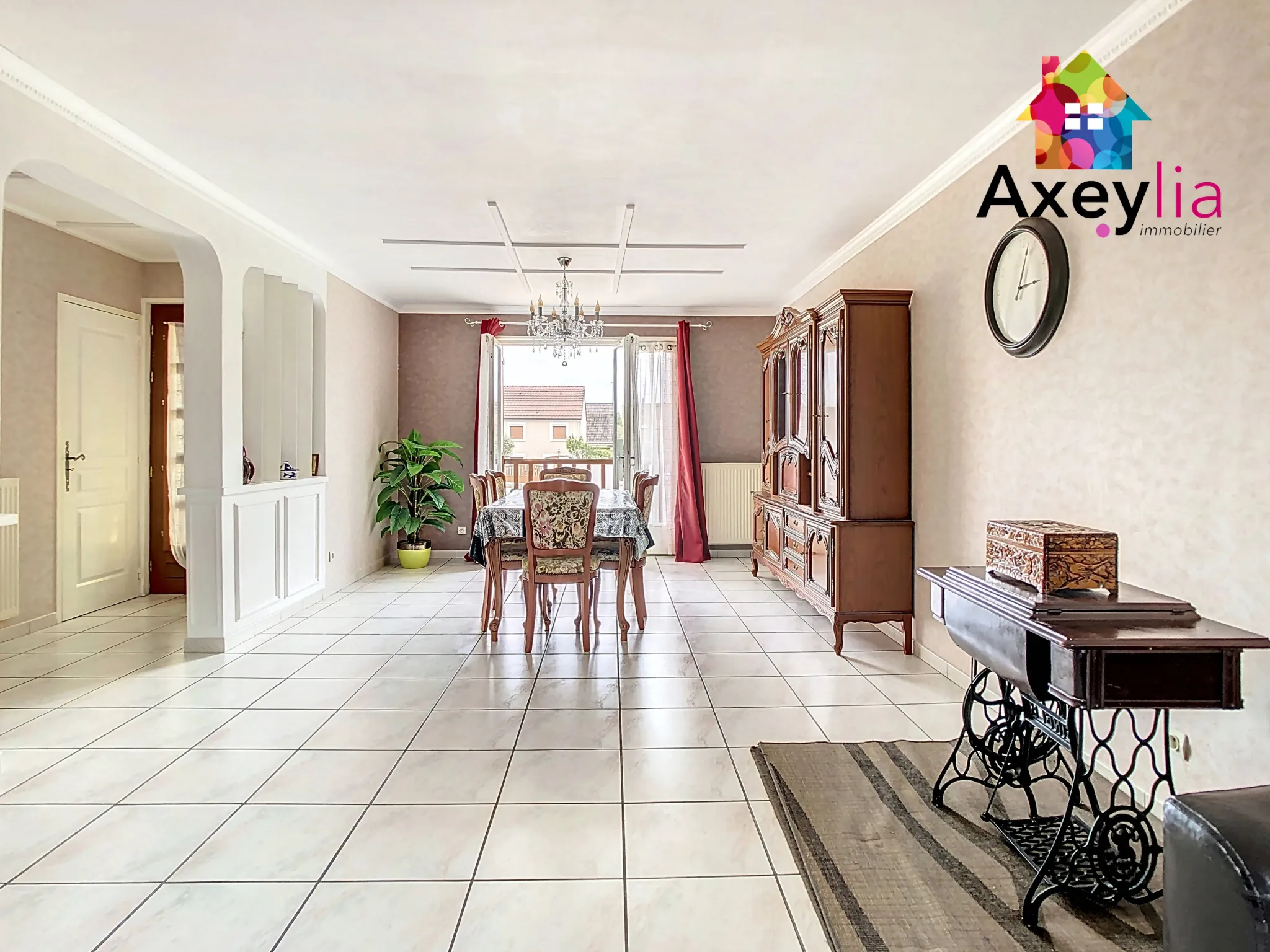 Maison familiale à Digoin avec 5 chambres, garage et terrasse 