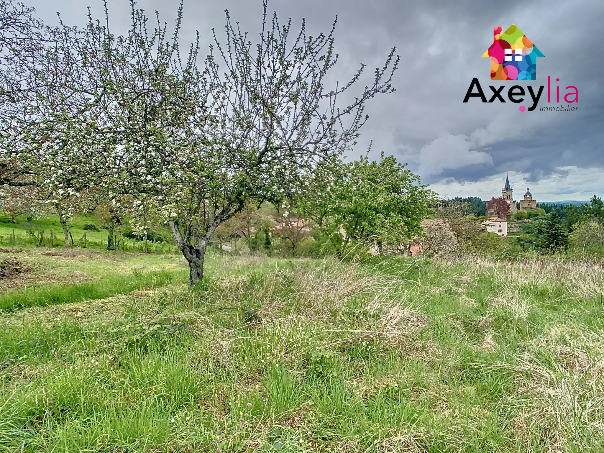 Maison à Rénover au Crozet sur Terrain de 3646 m² avec Dépendance et Garage 