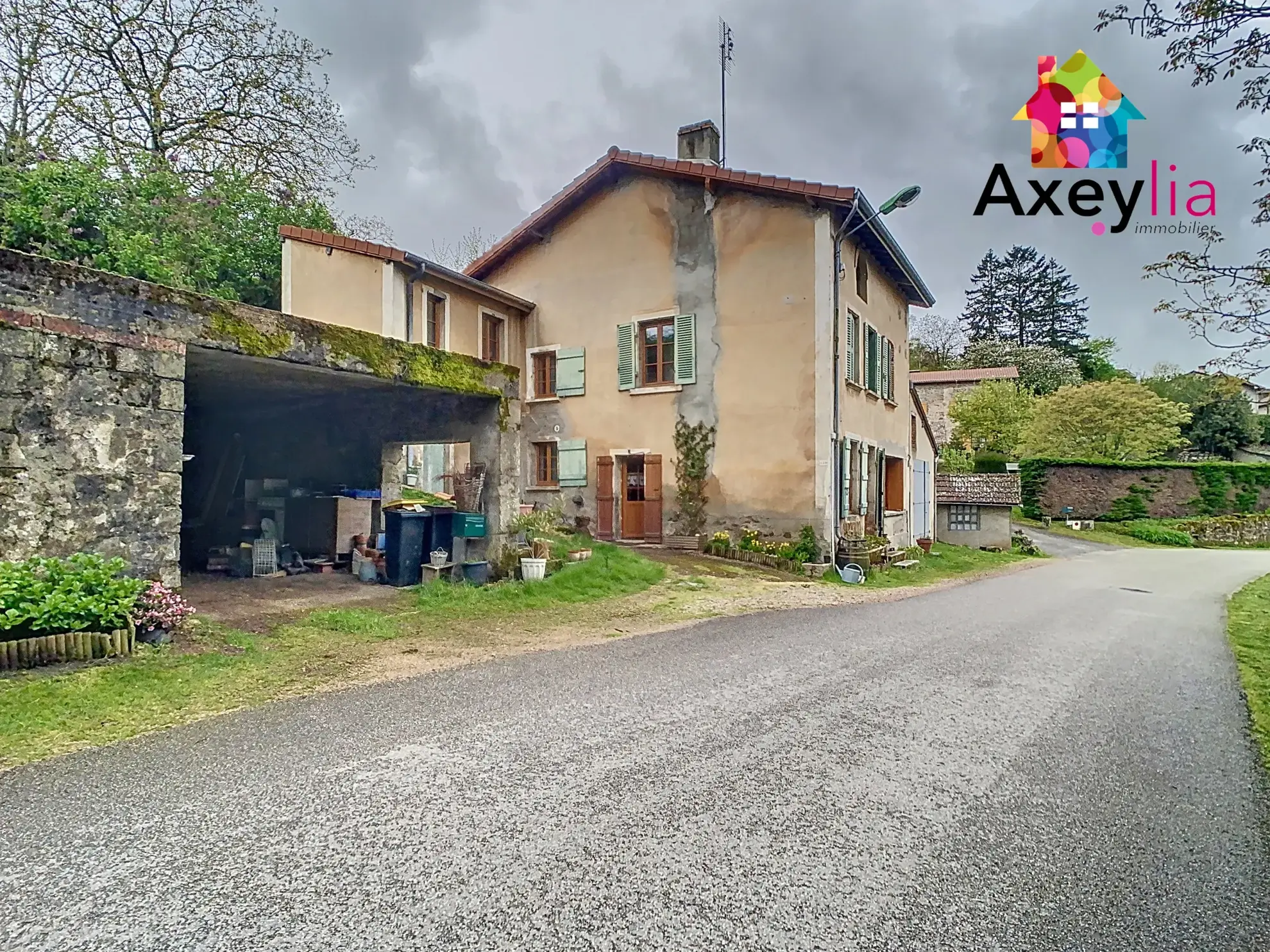 Maison à Rénover au Crozet sur Terrain de 3646 m² avec Dépendance et Garage 