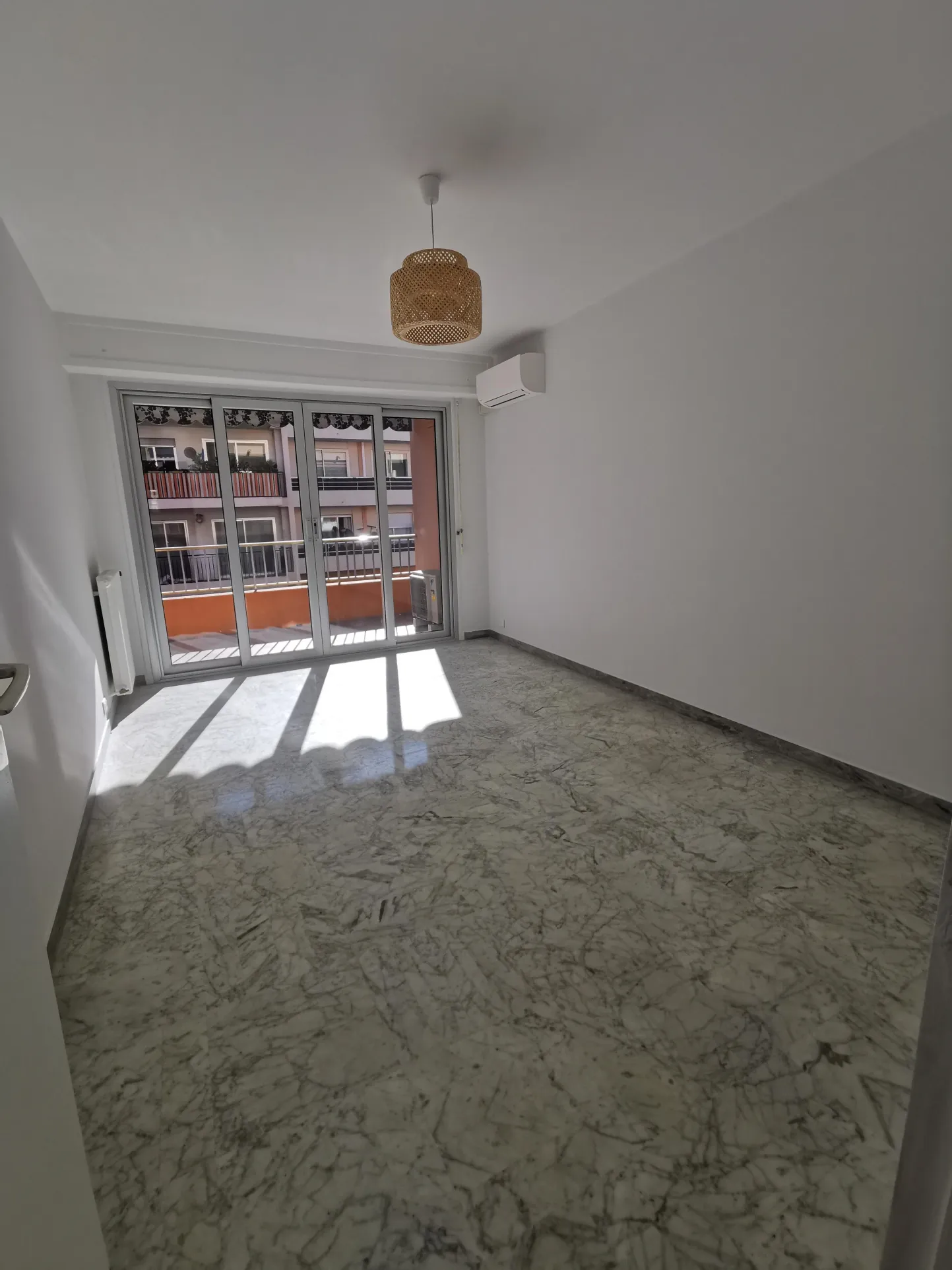 Appartement T2 à vendre à Carnoles, proche Monaco, avec terrasse et garage en option 
