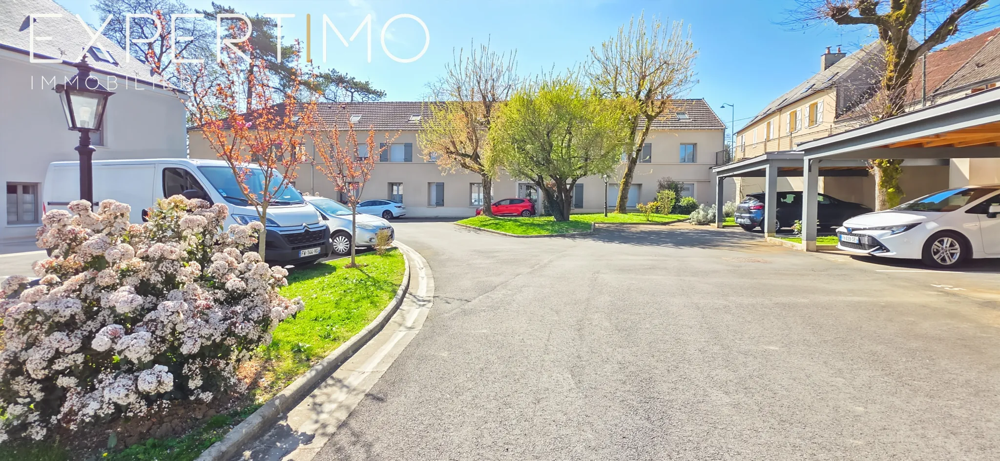 Maison atypique rénovée à Étampes avec jardin et stationnement 