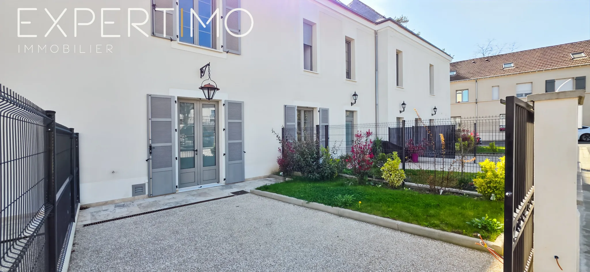 Maison atypique rénovée à Étampes avec jardin et stationnement