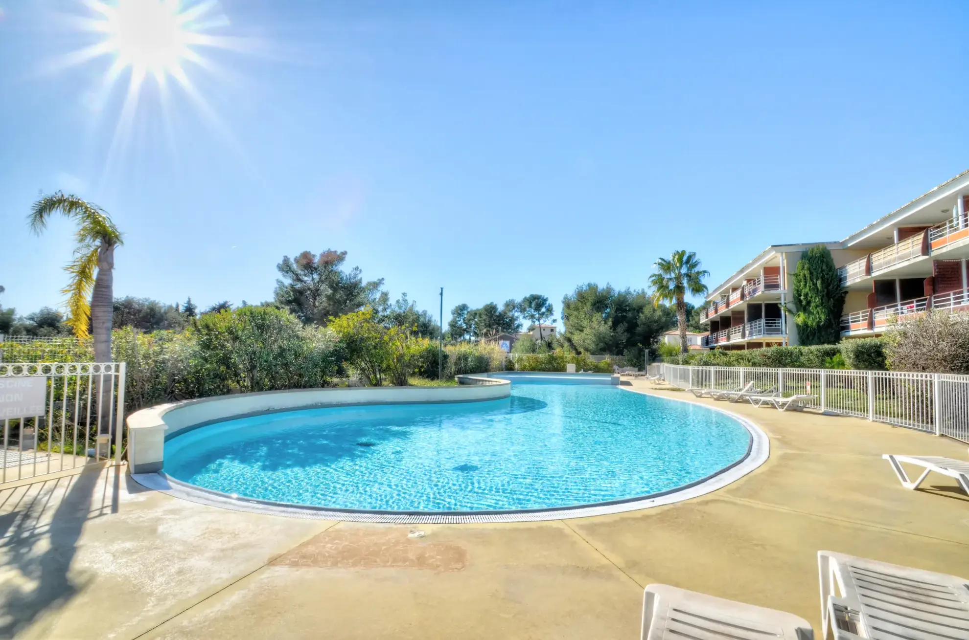 Appartement T2 avec terrasse et piscine à La Ciotat - Investissement et résidence 
