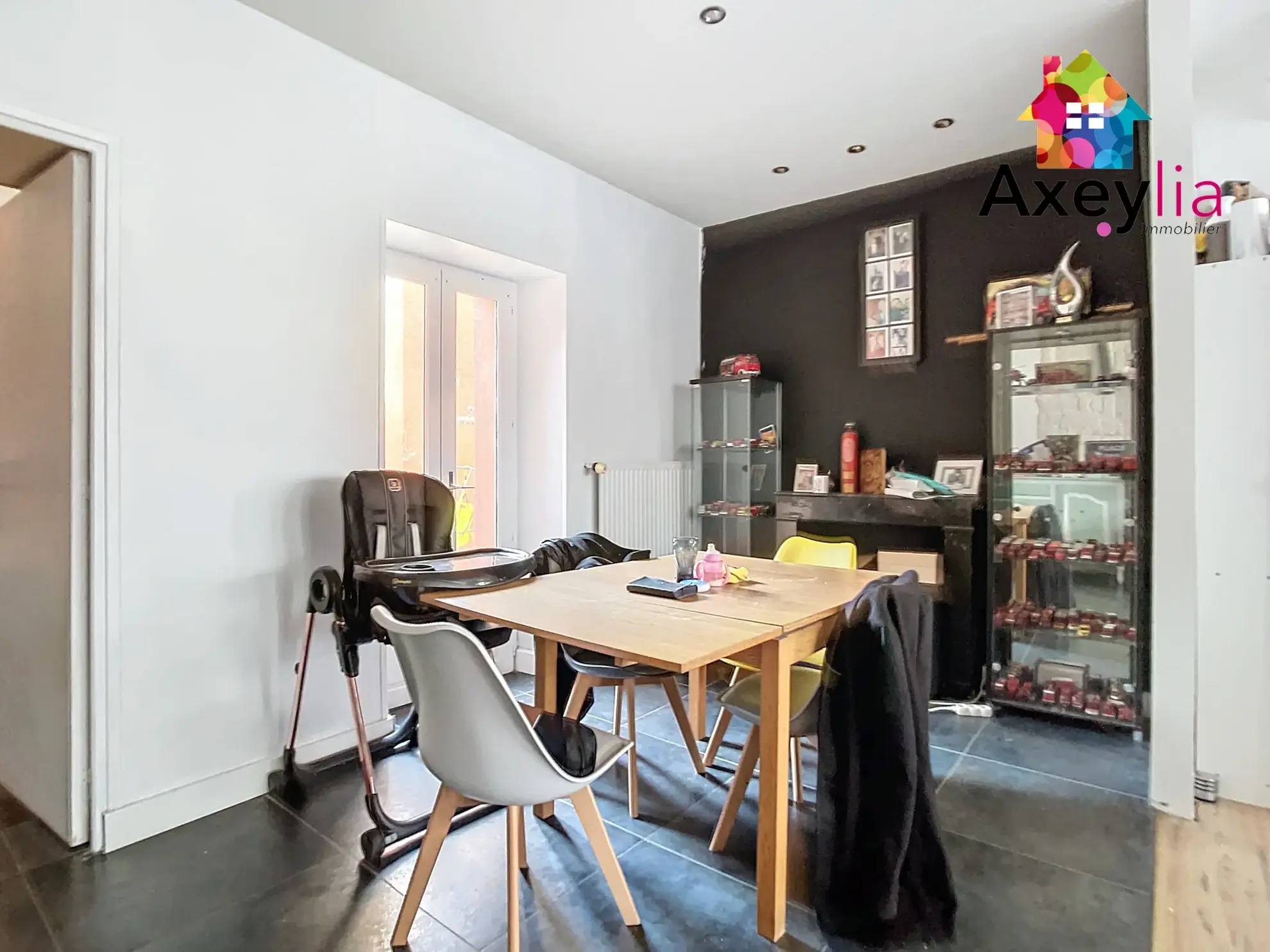 Maison rénovée avec garage et cour à Lapalisse, 3 chambres, combles aménageables 