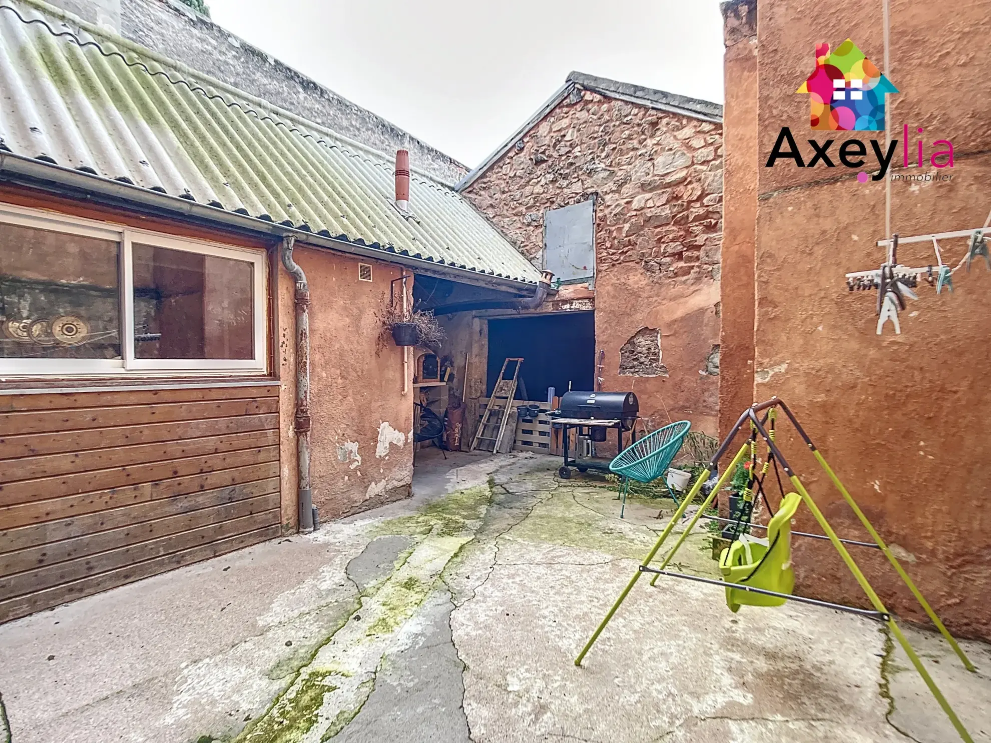 Maison rénovée avec garage et cour à Lapalisse, 3 chambres, combles aménageables 