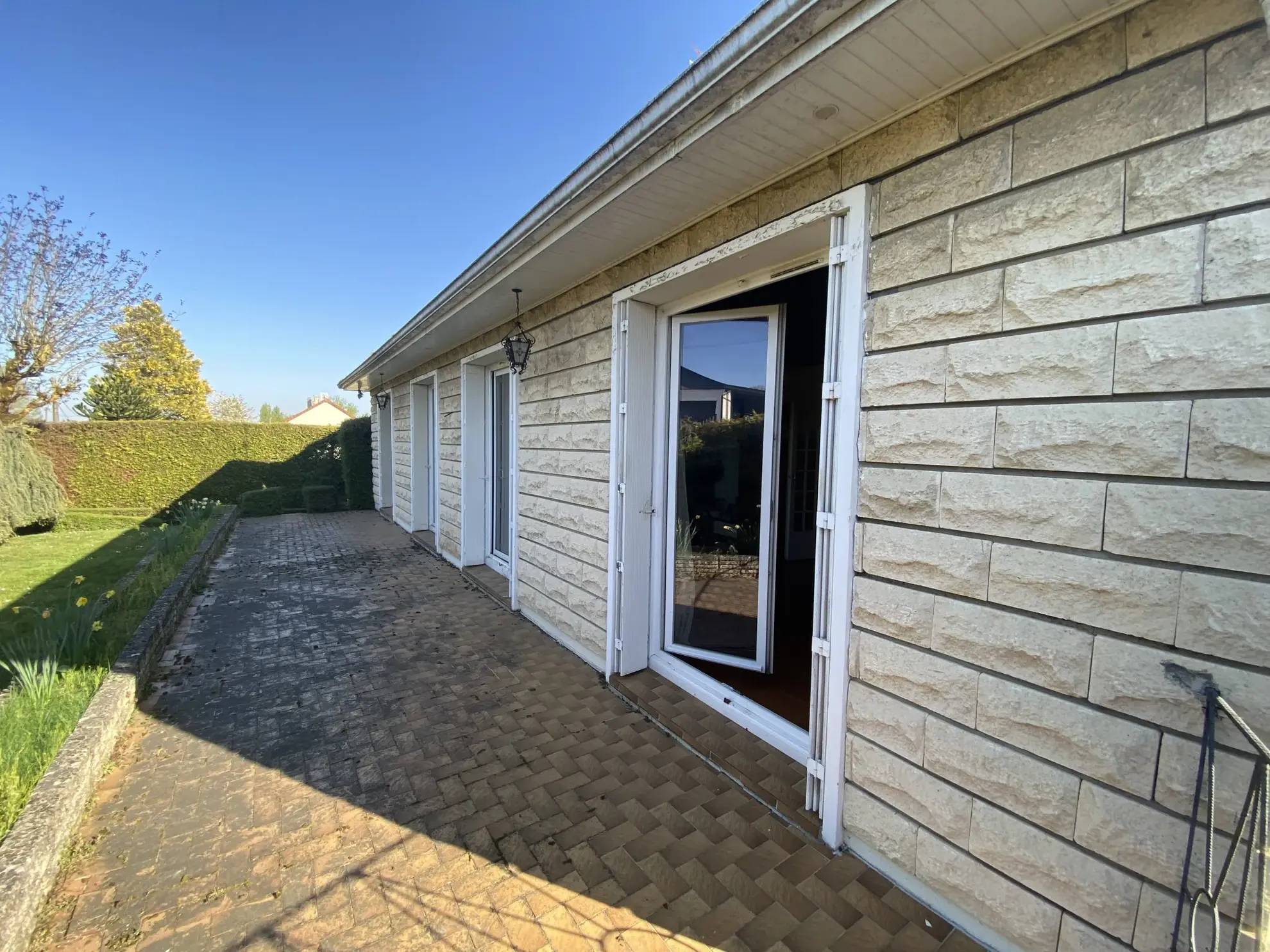 Maison individuelle de plain-pied à Richebourg, 97m2, terrain arboré, proche commodités 