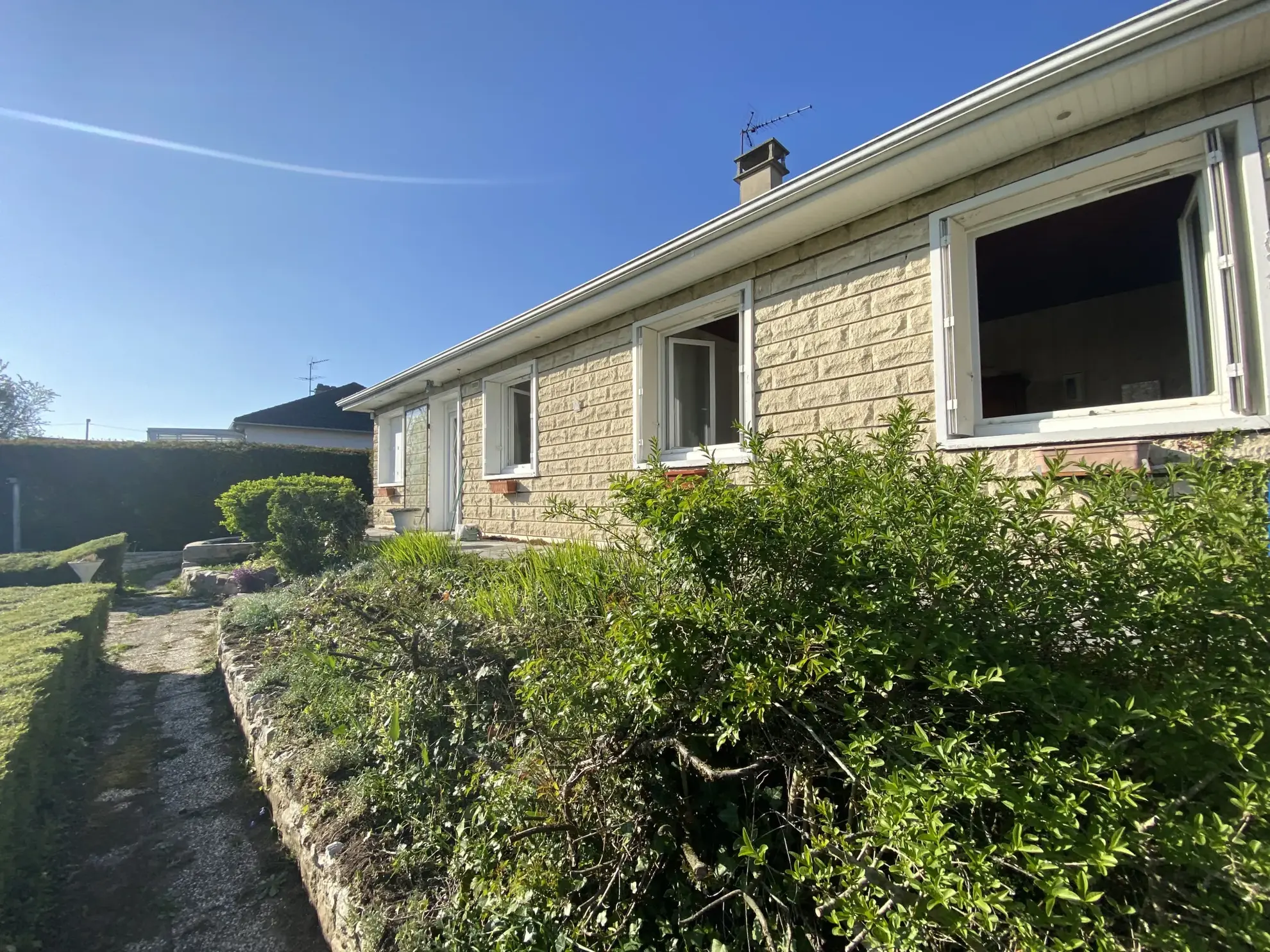 Maison individuelle de plain-pied à Richebourg, 97m2, terrain arboré, proche commodités 