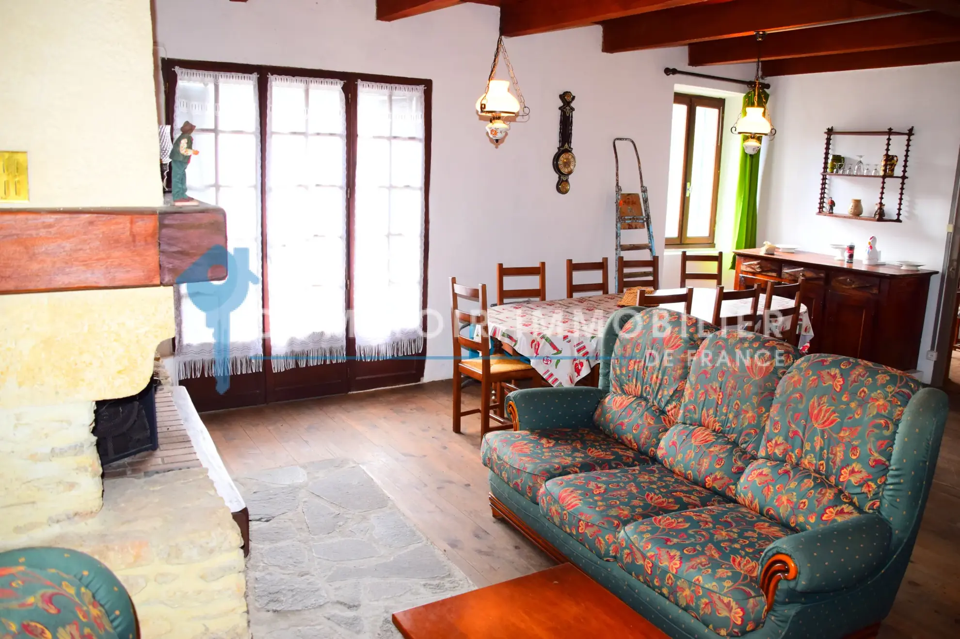 Maison de village en pierre avec vue sur le lac de La Palisse en Ardèche 