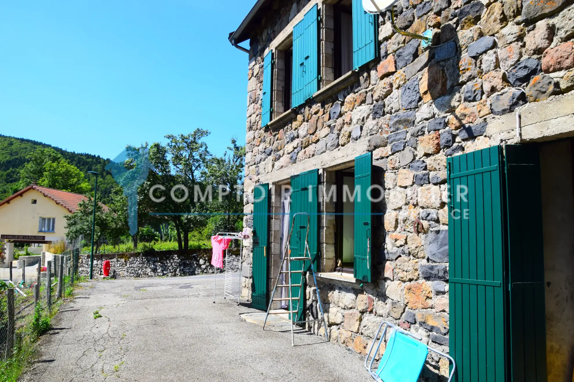 Maison de village en pierre avec vue sur le lac de La Palisse en Ardèche 