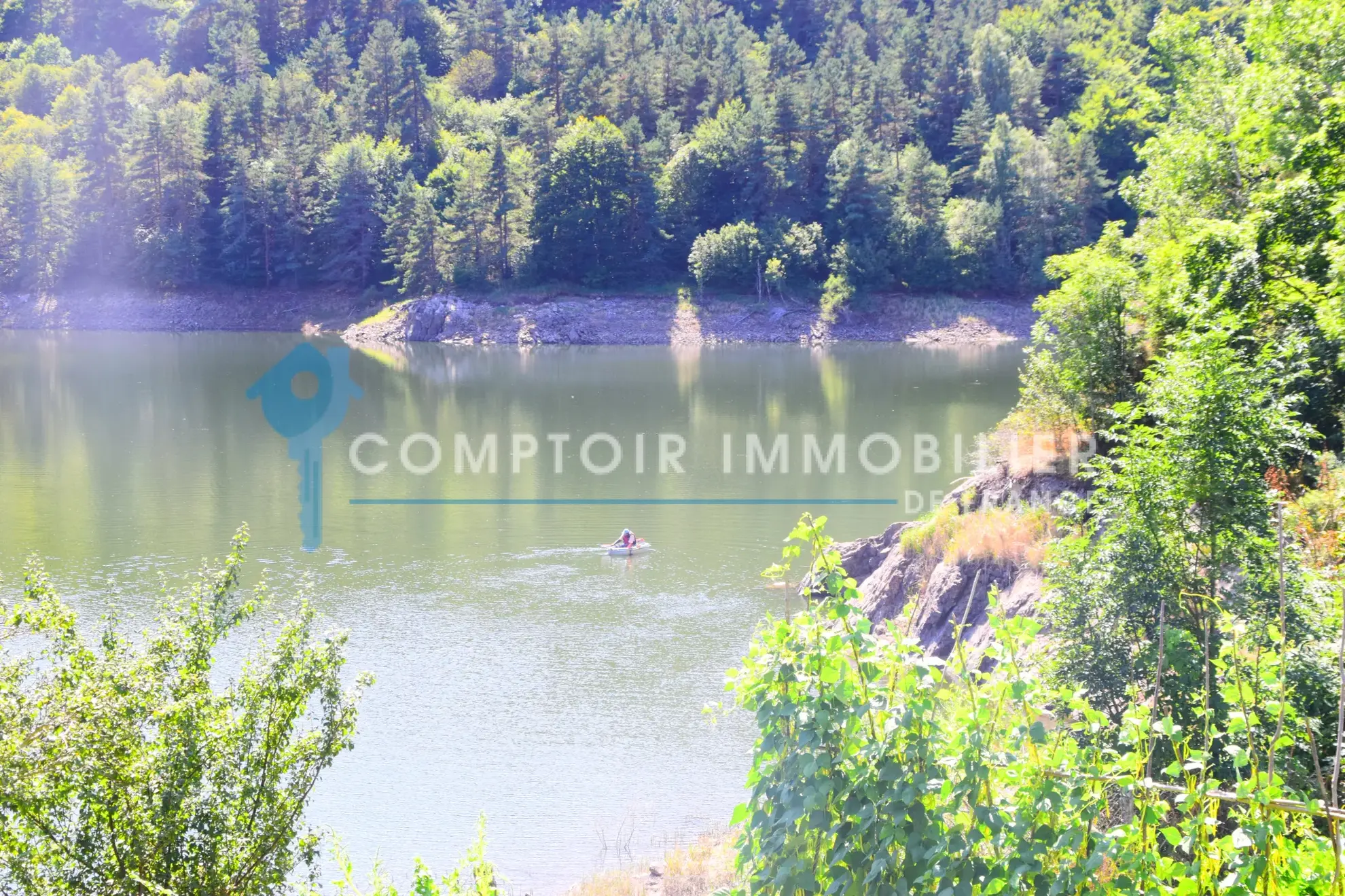 Maison de village en pierre avec vue sur le lac de La Palisse en Ardèche 