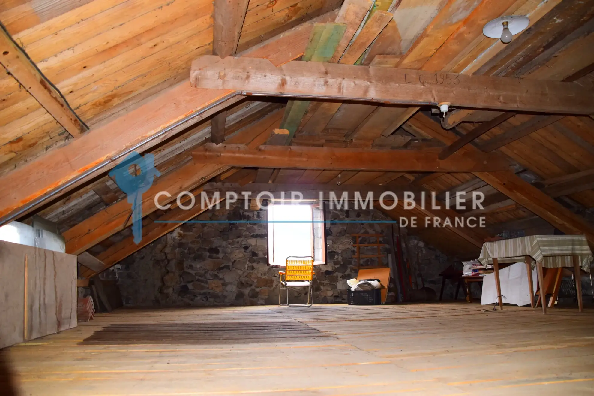 Maison de village en pierre avec vue sur le lac de La Palisse en Ardèche 