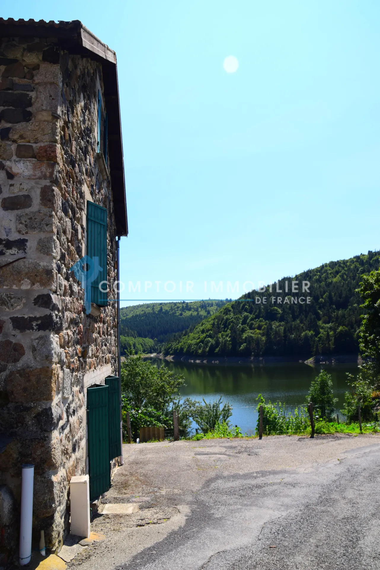 Maison de village en pierre avec vue sur le lac de La Palisse en Ardèche 