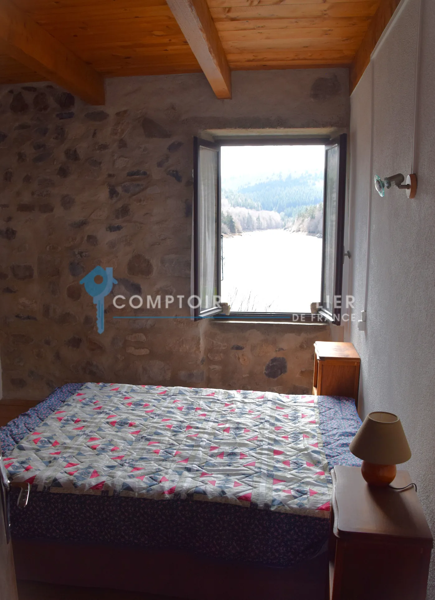 Maison de village en pierre avec vue sur le lac de La Palisse en Ardèche 