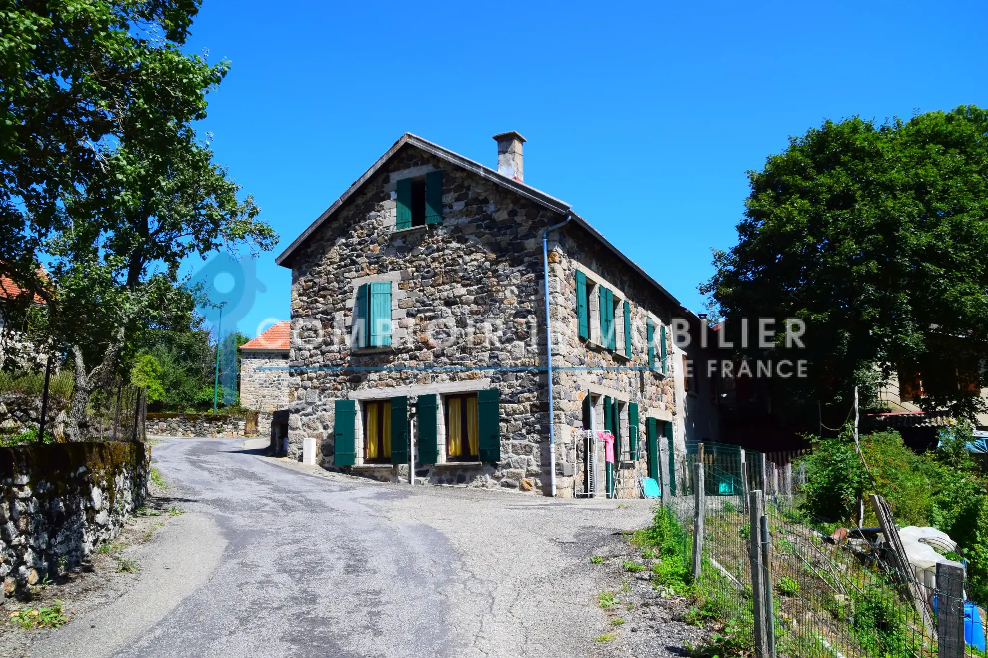 Maison de village en pierre avec vue sur le lac de La Palisse en Ardèche 