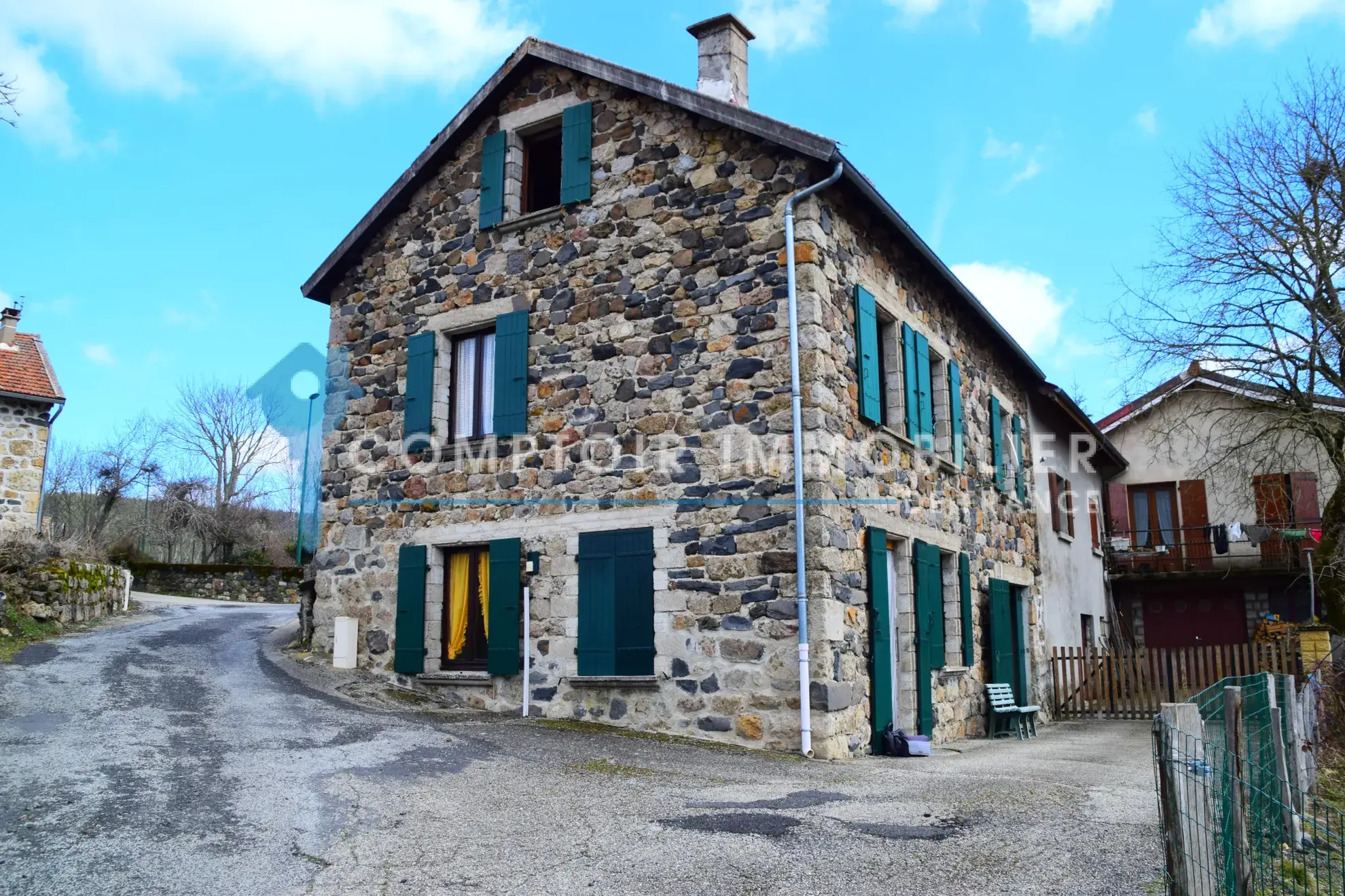 Maison de village en pierre avec vue sur le lac de La Palisse en Ardèche 