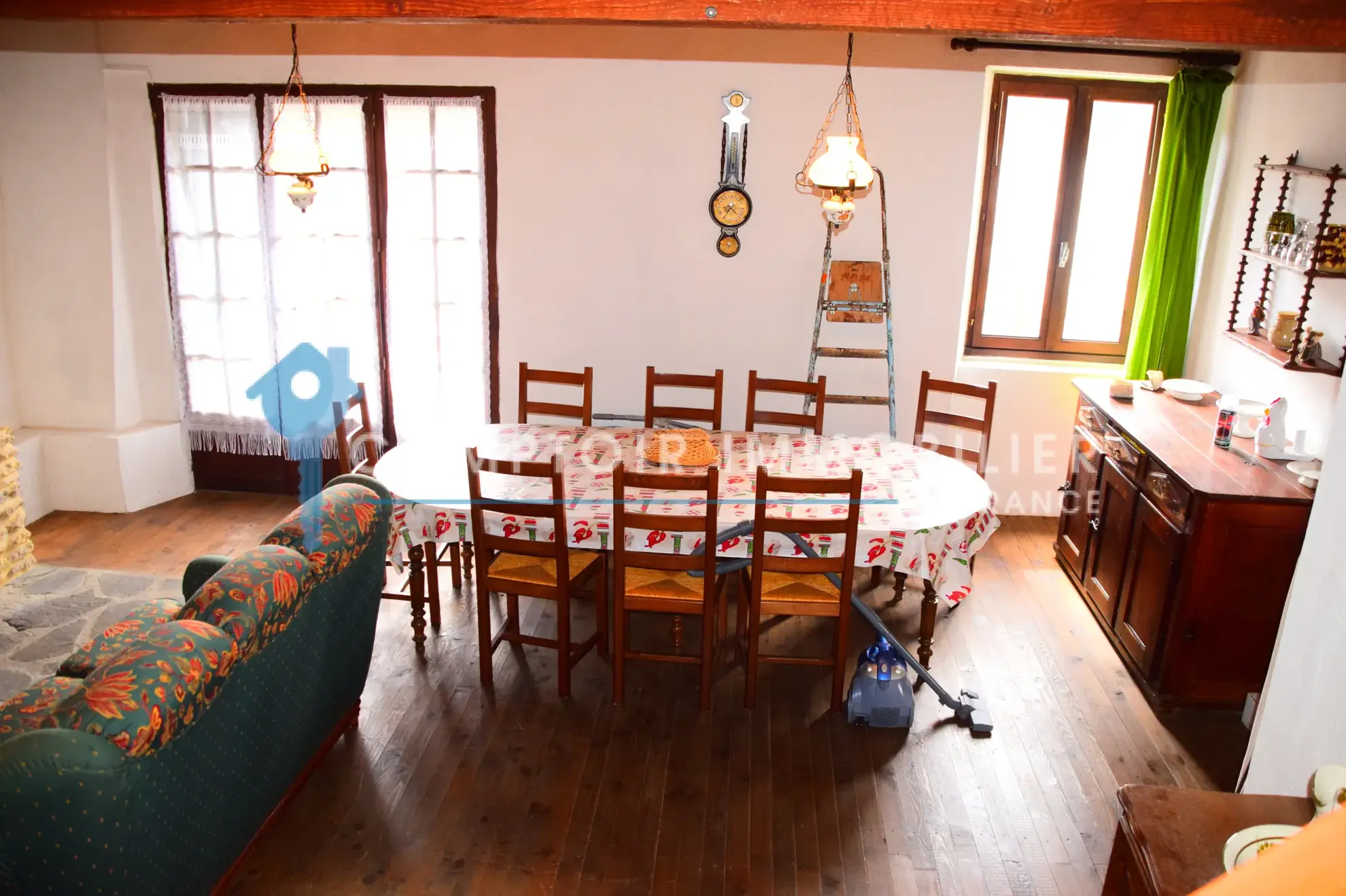 Maison de village en pierre avec vue sur le lac de La Palisse en Ardèche 