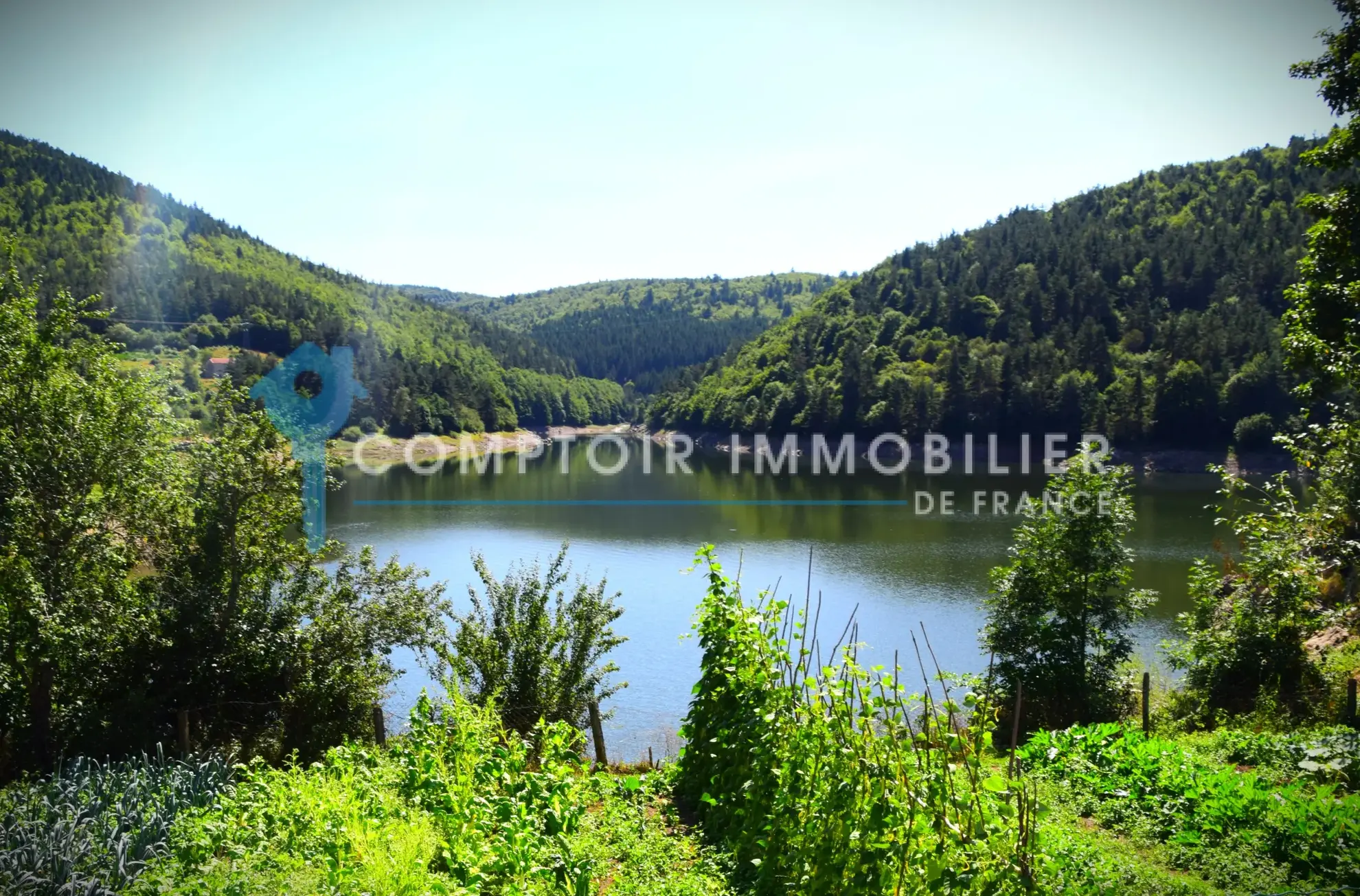 Maison de village en pierre avec vue sur le lac de La Palisse en Ardèche 