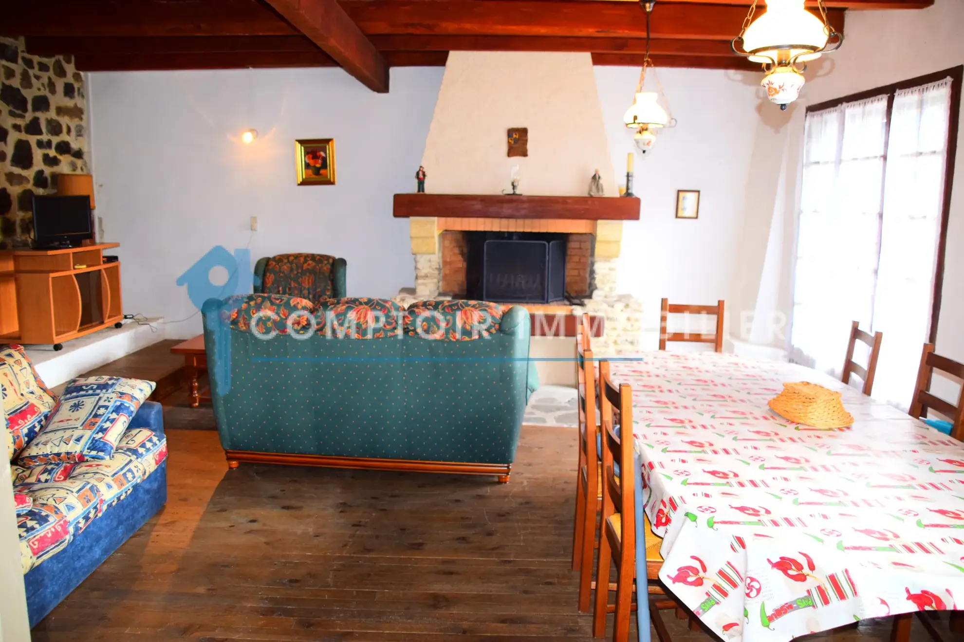 Maison de village en pierre avec vue sur le lac de La Palisse en Ardèche 