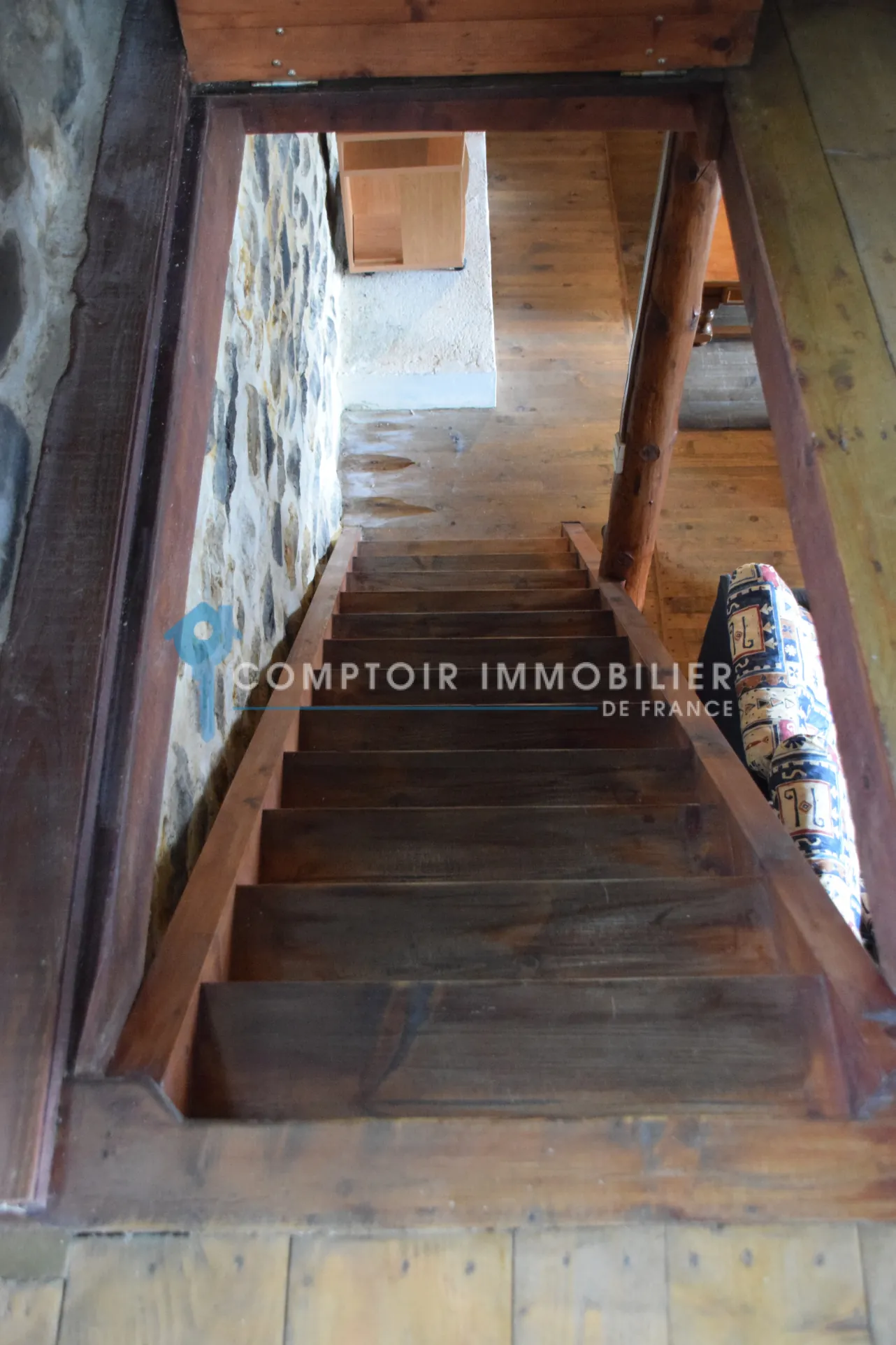 Maison de village en pierre avec vue sur le lac de La Palisse en Ardèche 