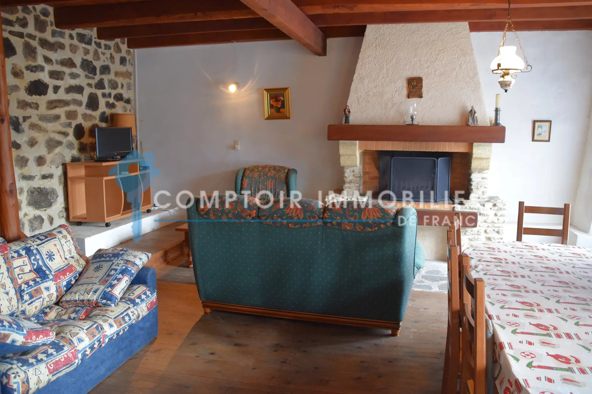 Maison de village en pierre avec vue sur le lac de La Palisse en Ardèche 