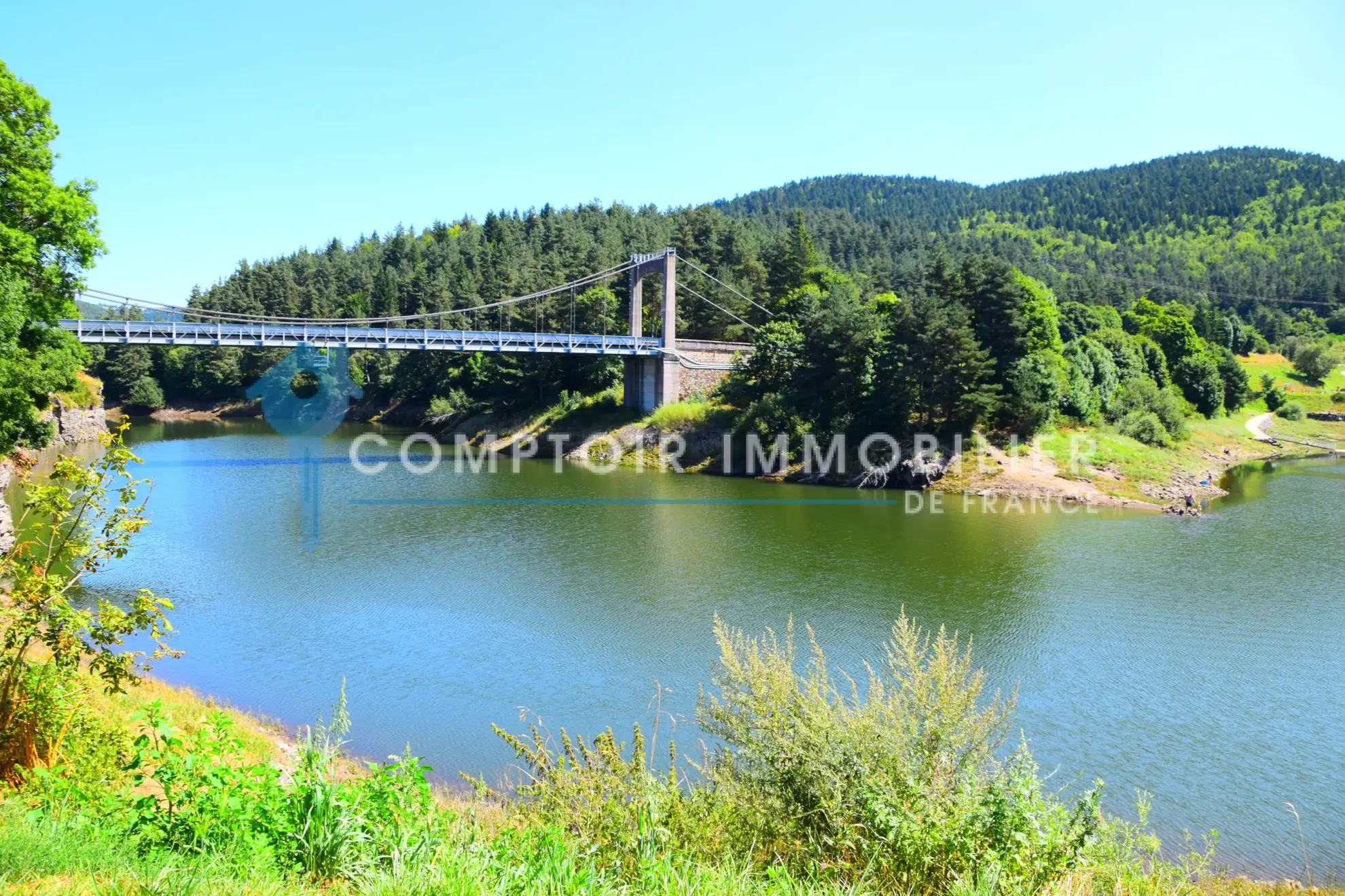 Maison de village en pierre avec vue sur le lac de La Palisse en Ardèche 