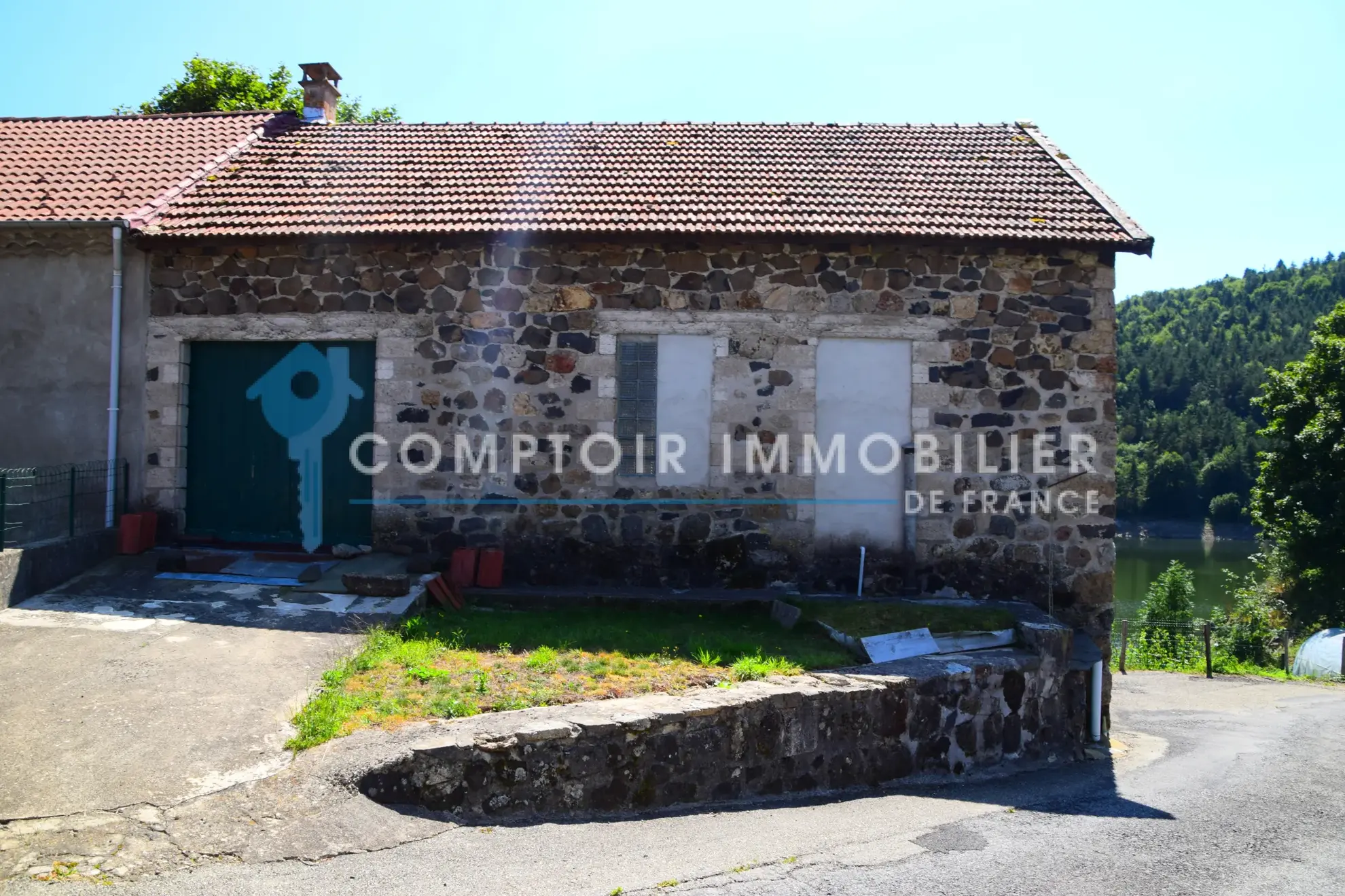 Maison de village en pierre avec vue sur le lac de La Palisse en Ardèche 