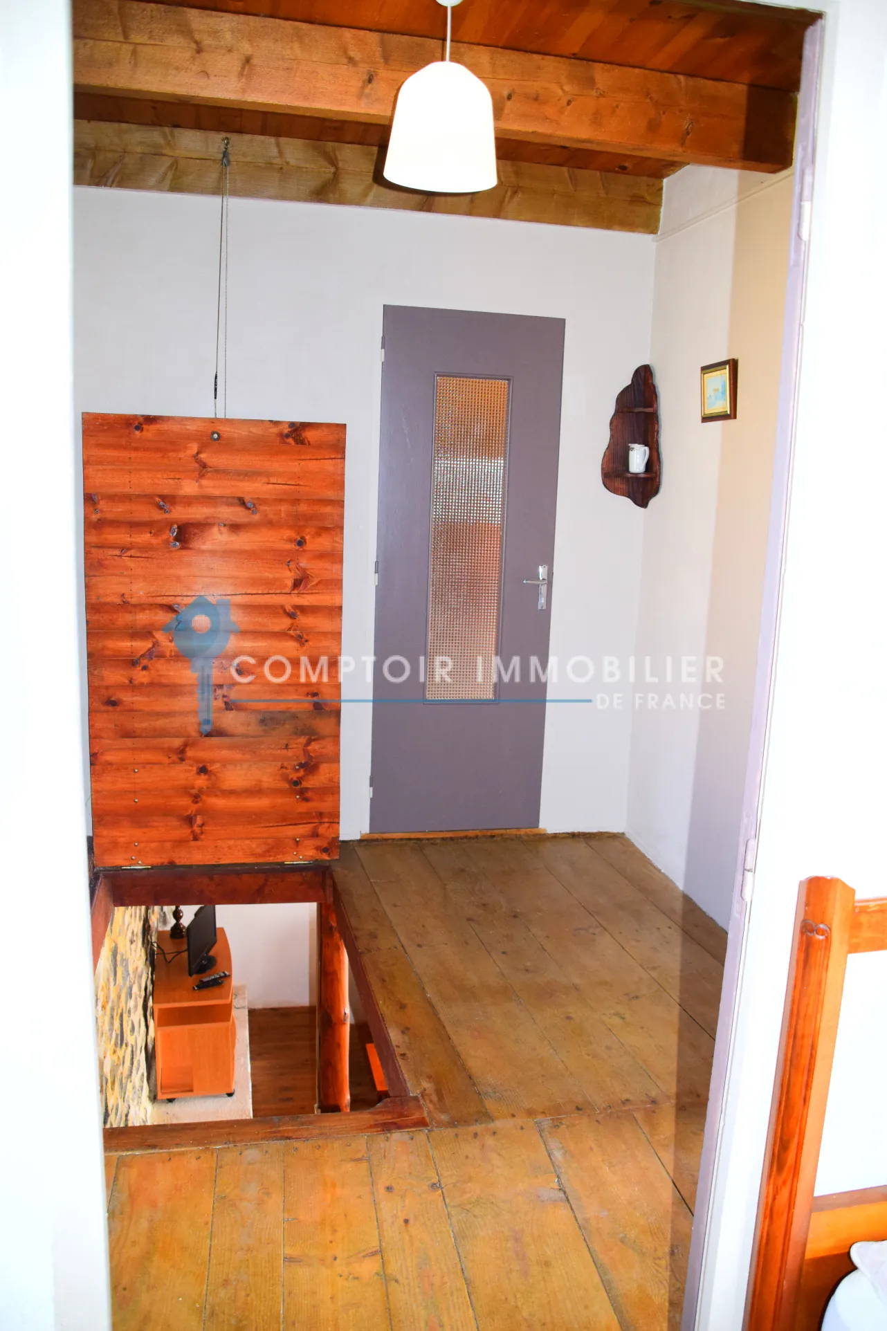 Maison de village en pierre avec vue sur le lac de La Palisse en Ardèche 