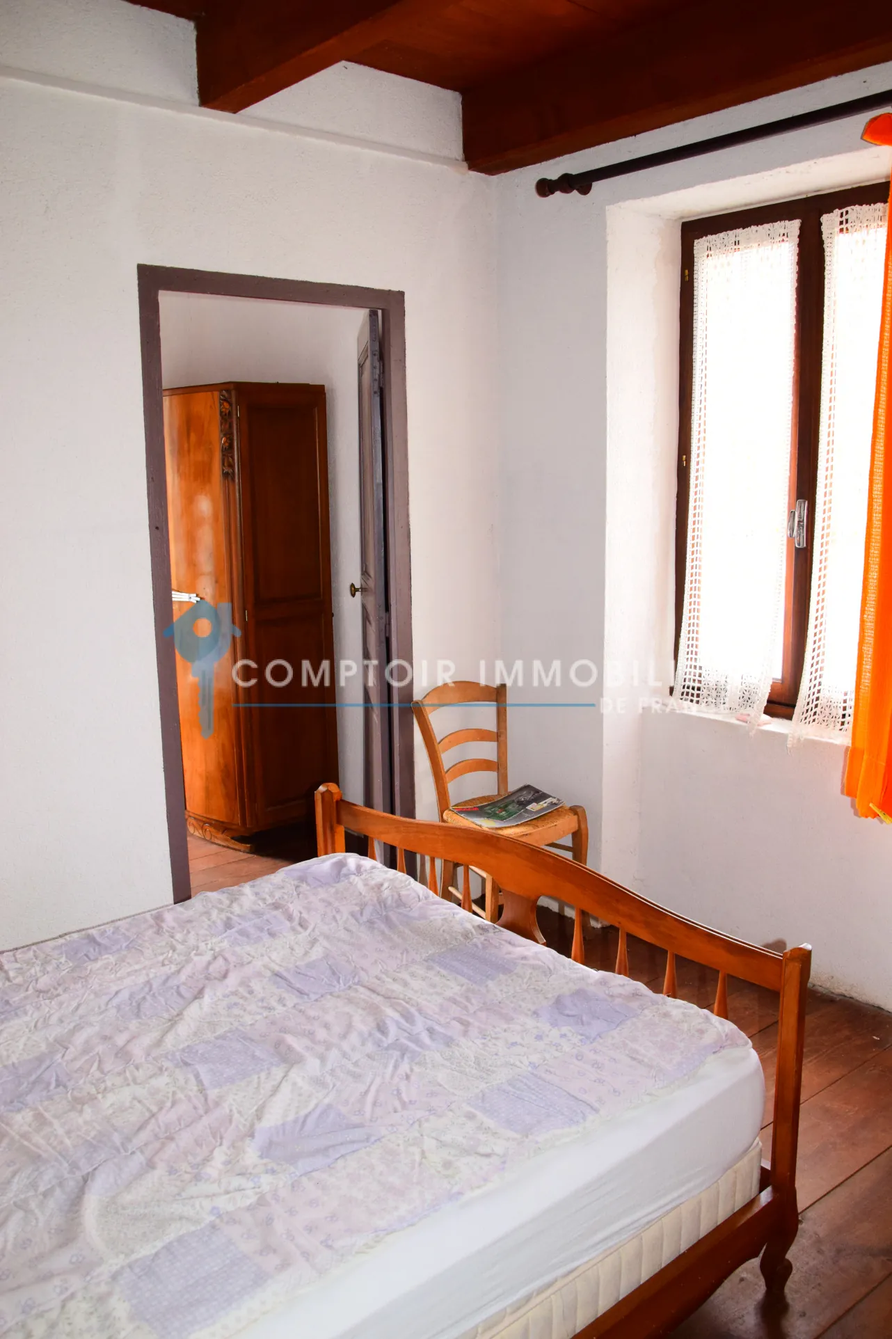 Maison de village en pierre avec vue sur le lac de La Palisse en Ardèche 