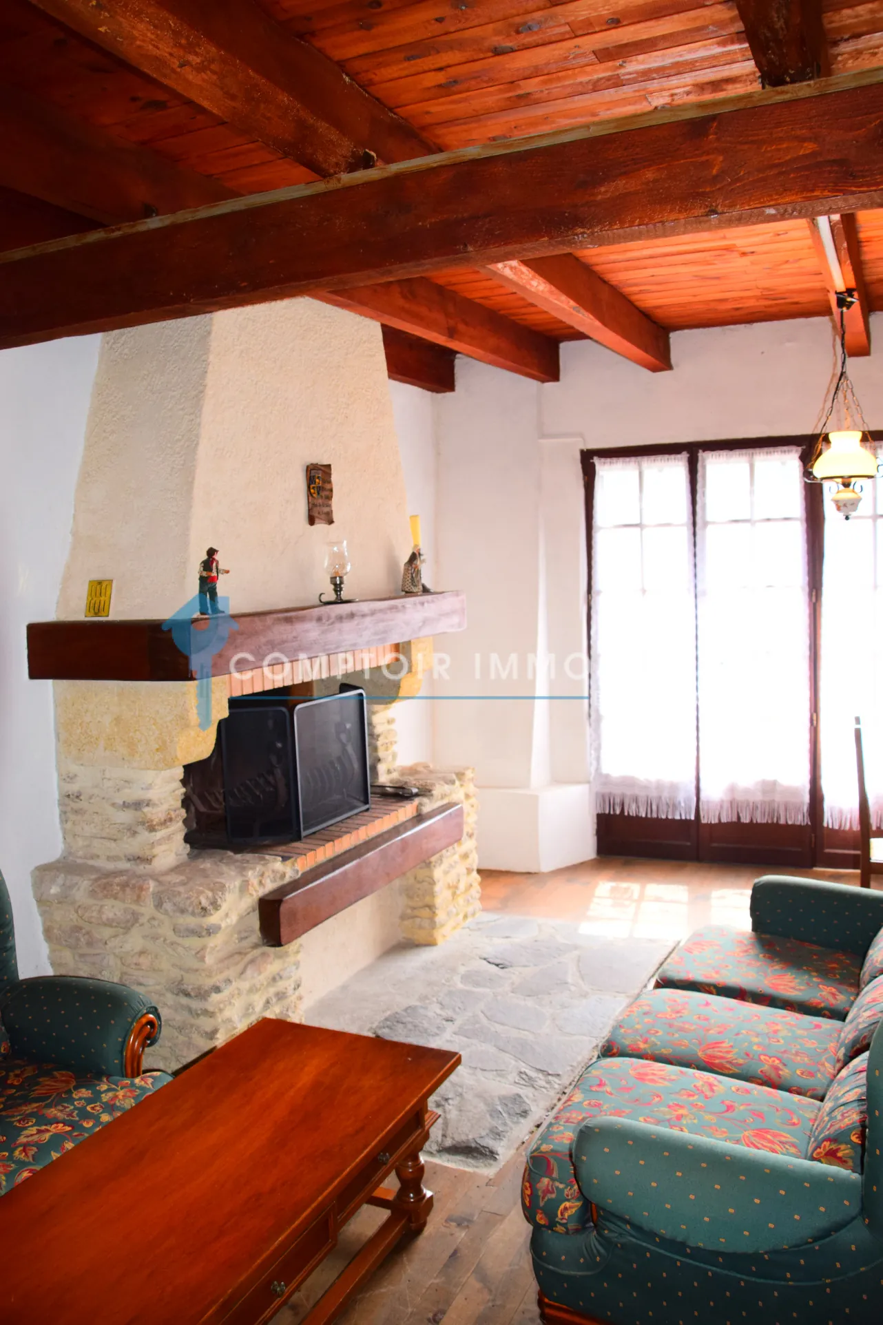Maison de village en pierre avec vue sur le lac de La Palisse en Ardèche 