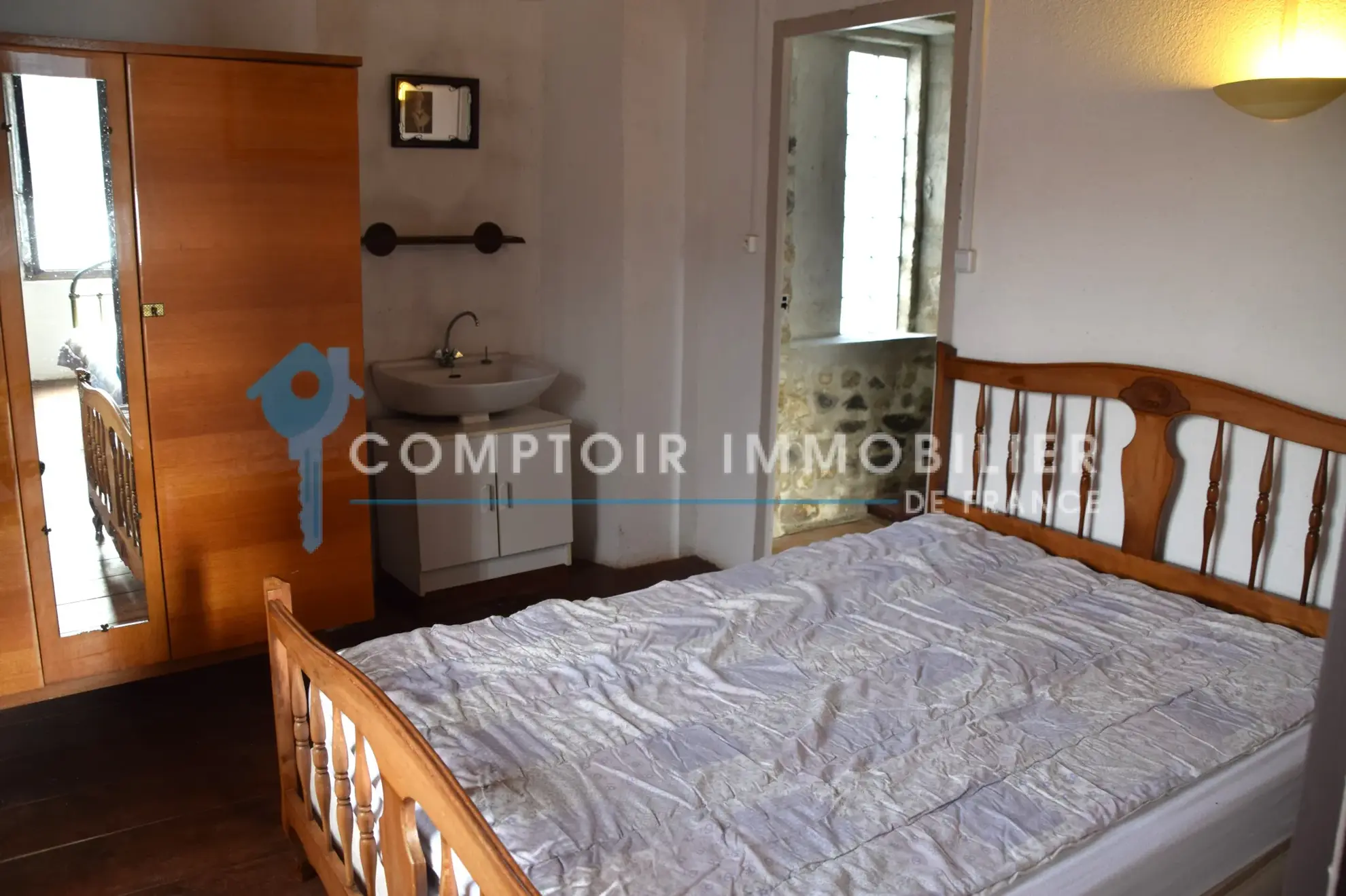 Maison de village en pierre avec vue sur le lac de La Palisse en Ardèche 