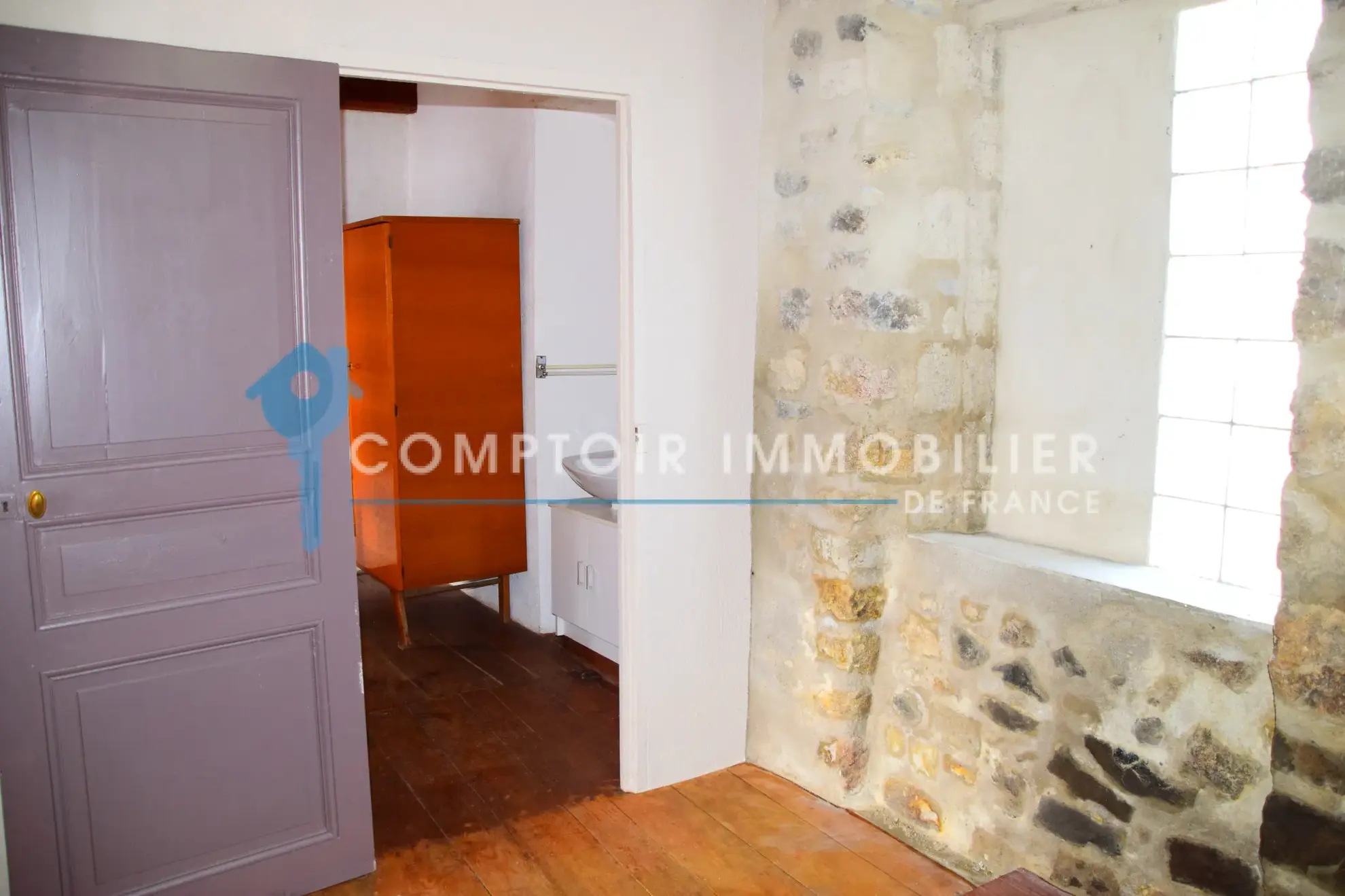 Maison de village en pierre avec vue sur le lac de La Palisse en Ardèche 