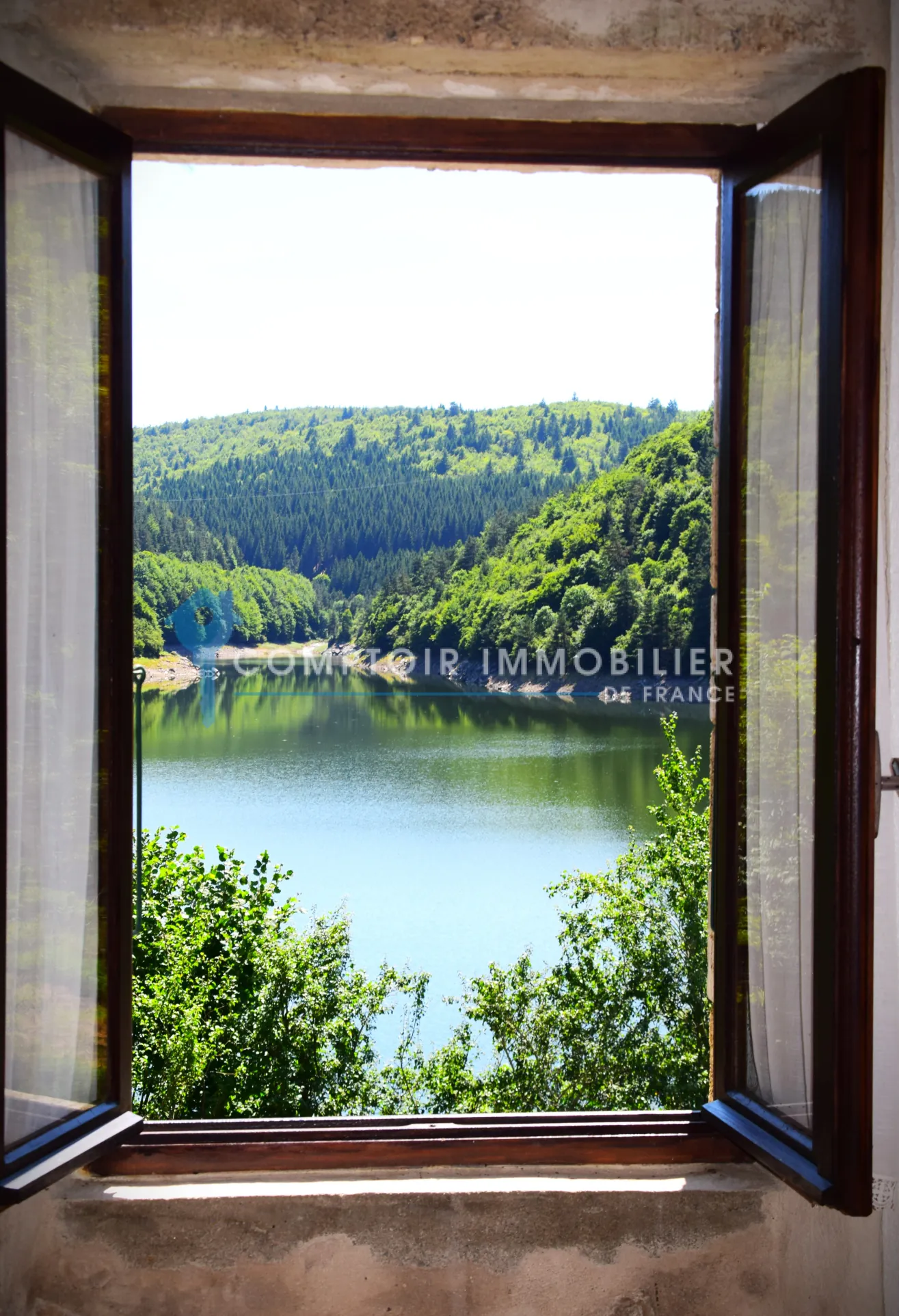Maison de village en pierre avec vue sur le lac de La Palisse en Ardèche