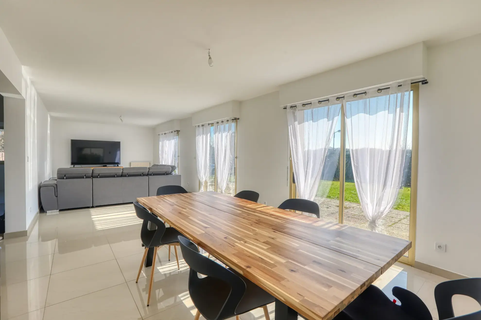 Magnifique maison rénovée en 2022 avec grand séjour et jardin à Saint-Clair-Sur-Epte