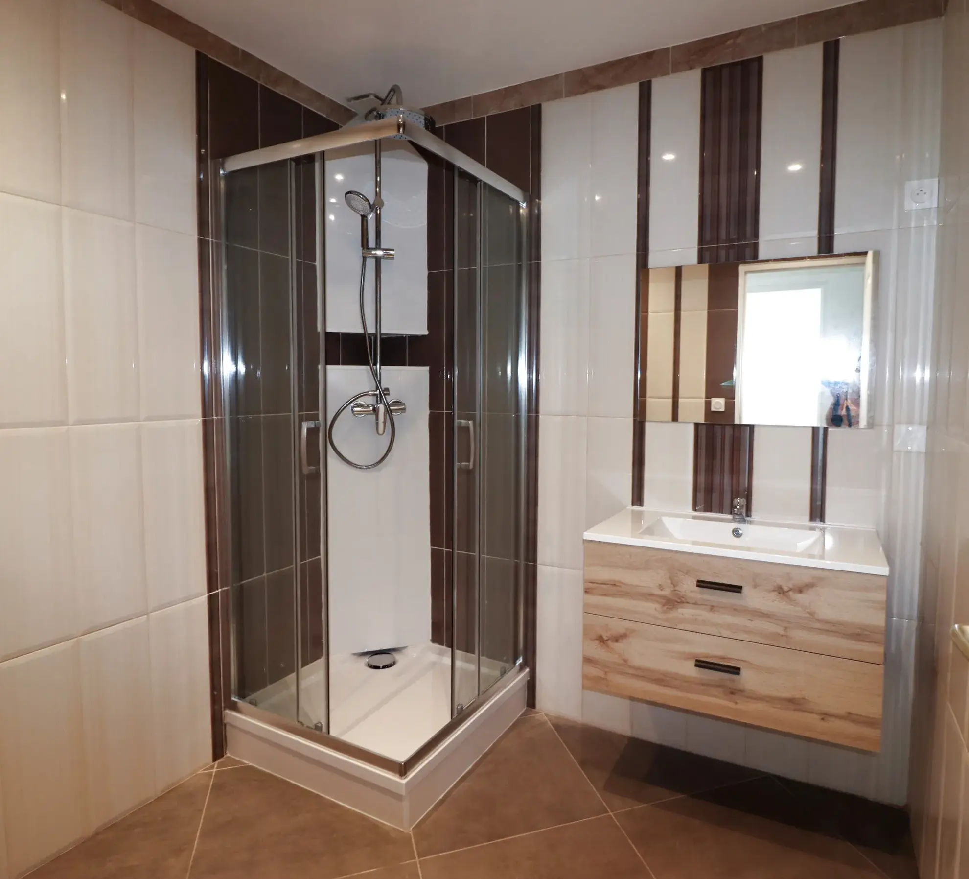 Appartement 4 pièces rénové de 84 m² à Meschers-sur-Gironde avec garage et vue jardin 