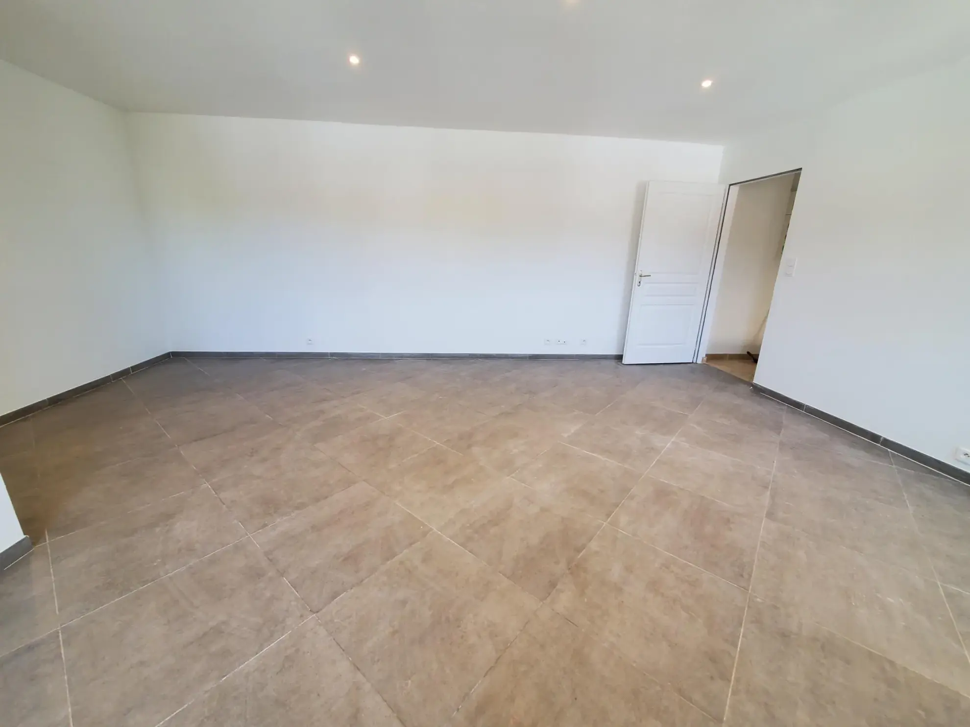 Appartement 4 pièces rénové de 84 m² à Meschers-sur-Gironde avec garage et vue jardin 