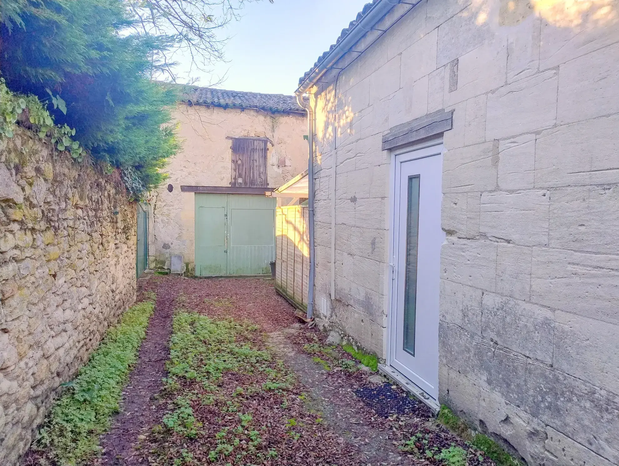 Maison de village rénovée avec terrasse et grange à Gensac 