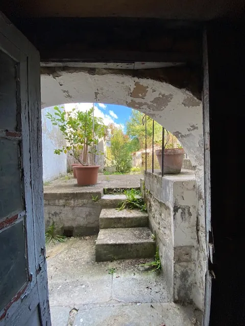 Maison à Pons de 126 m² avec jardin, 3 chambres et cave au centre-ville 