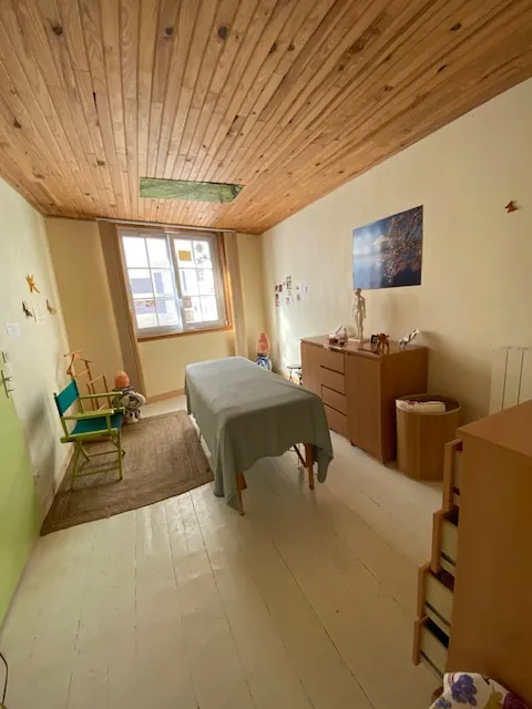 Maison à Pons de 126 m² avec jardin, 3 chambres et cave au centre-ville 