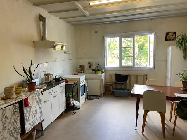Maison à Pons de 126 m² avec jardin, 3 chambres et cave au centre-ville 
