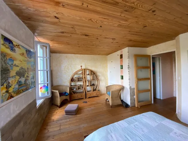 Maison à Pons de 126 m² avec jardin, 3 chambres et cave au centre-ville 