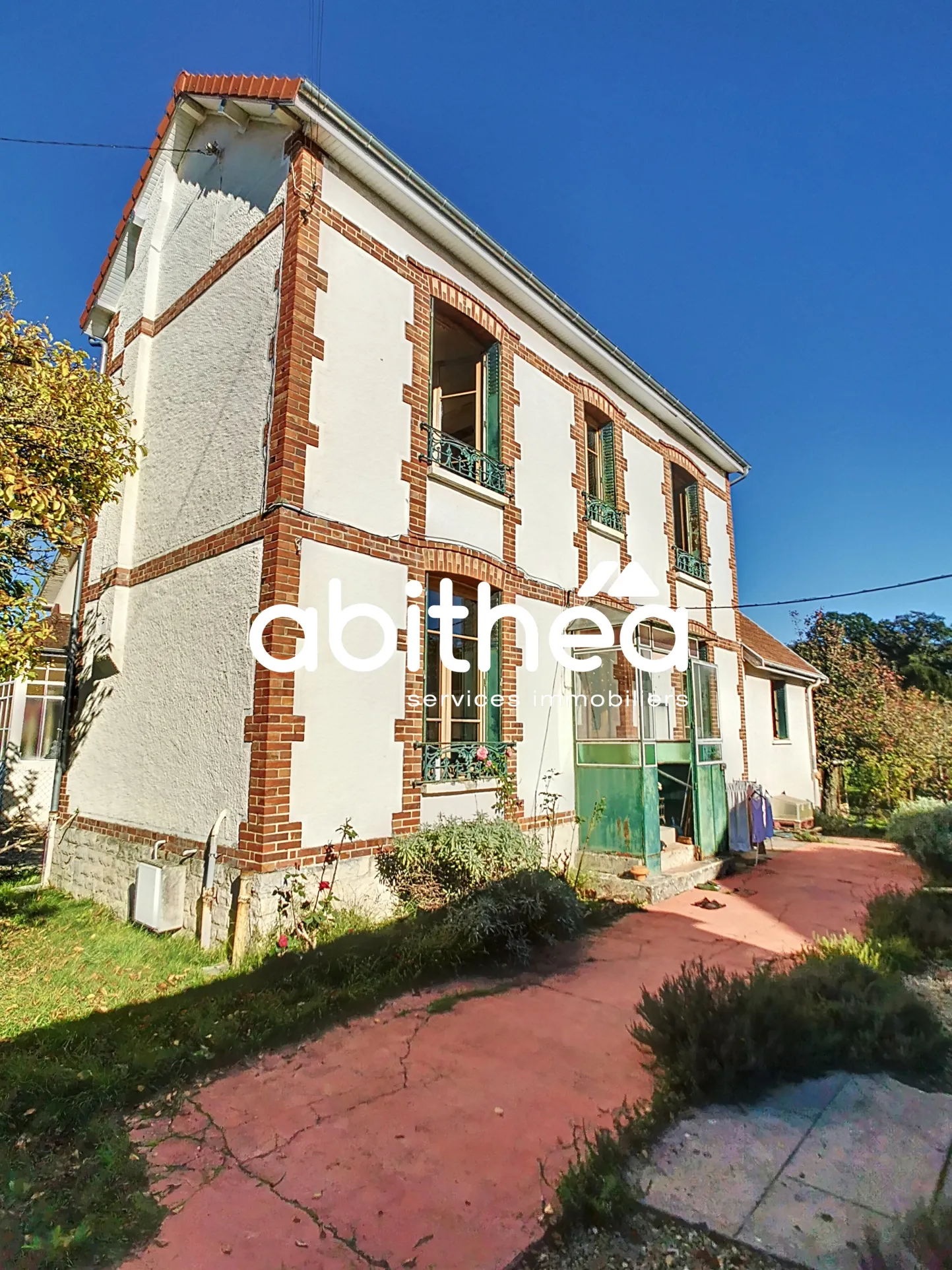 Maison ancienne à vendre à Troyes avec grand terrain et potentiel d'aménagement