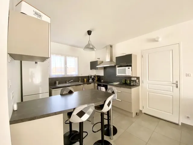 Maison moderne de 90 m² avec terrasse et garage à La Cavalerie 