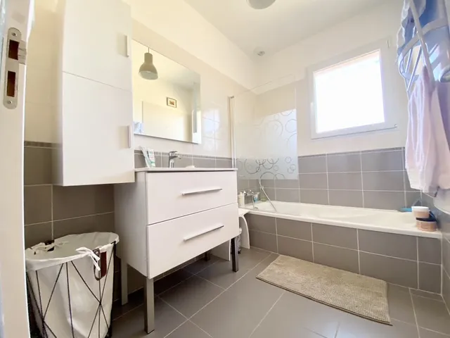 Maison moderne de 90 m² avec terrasse et garage à La Cavalerie 