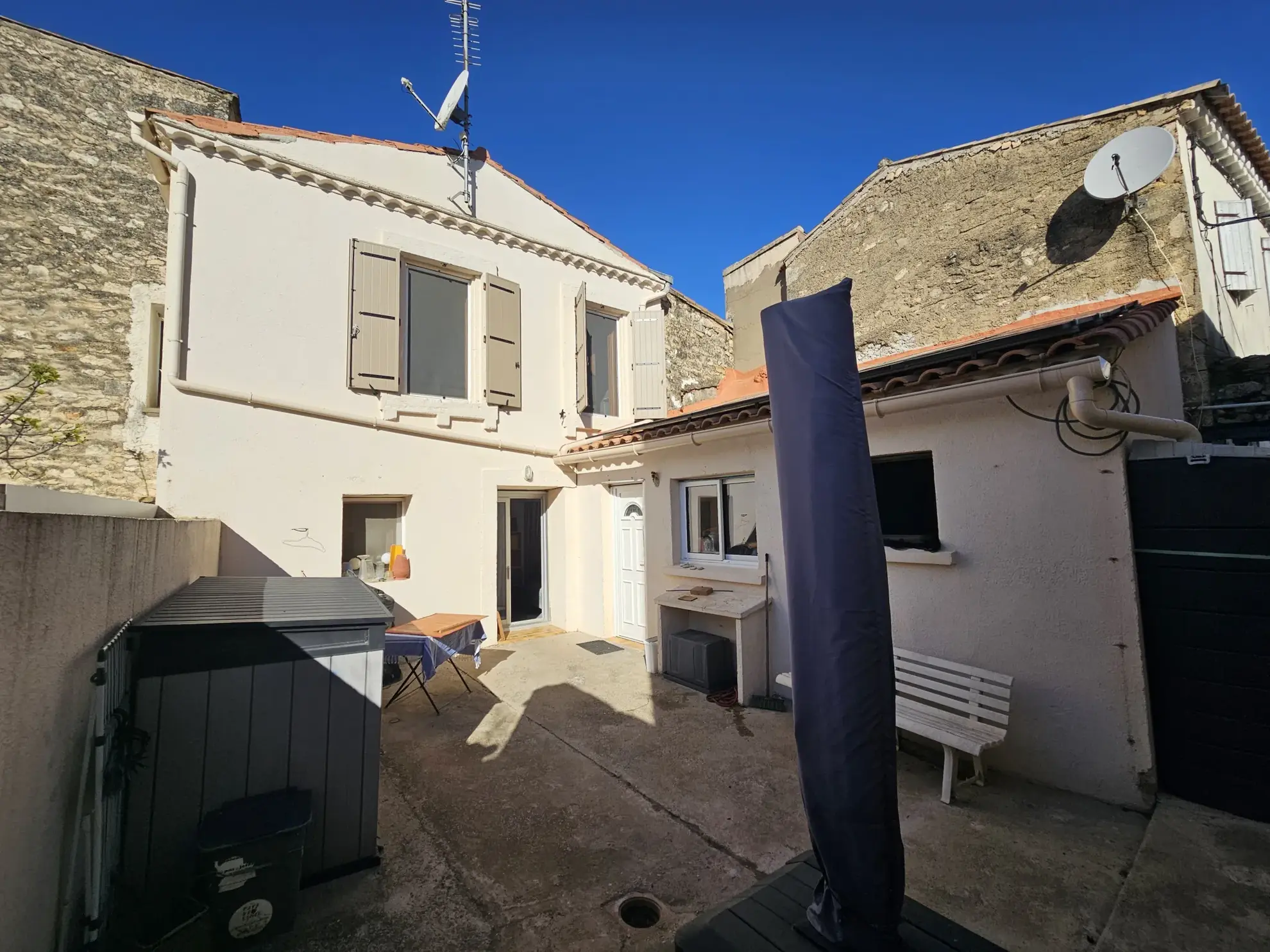 Charmante maison de village à Lunel-Viel avec cour et potentiel de rénovation 