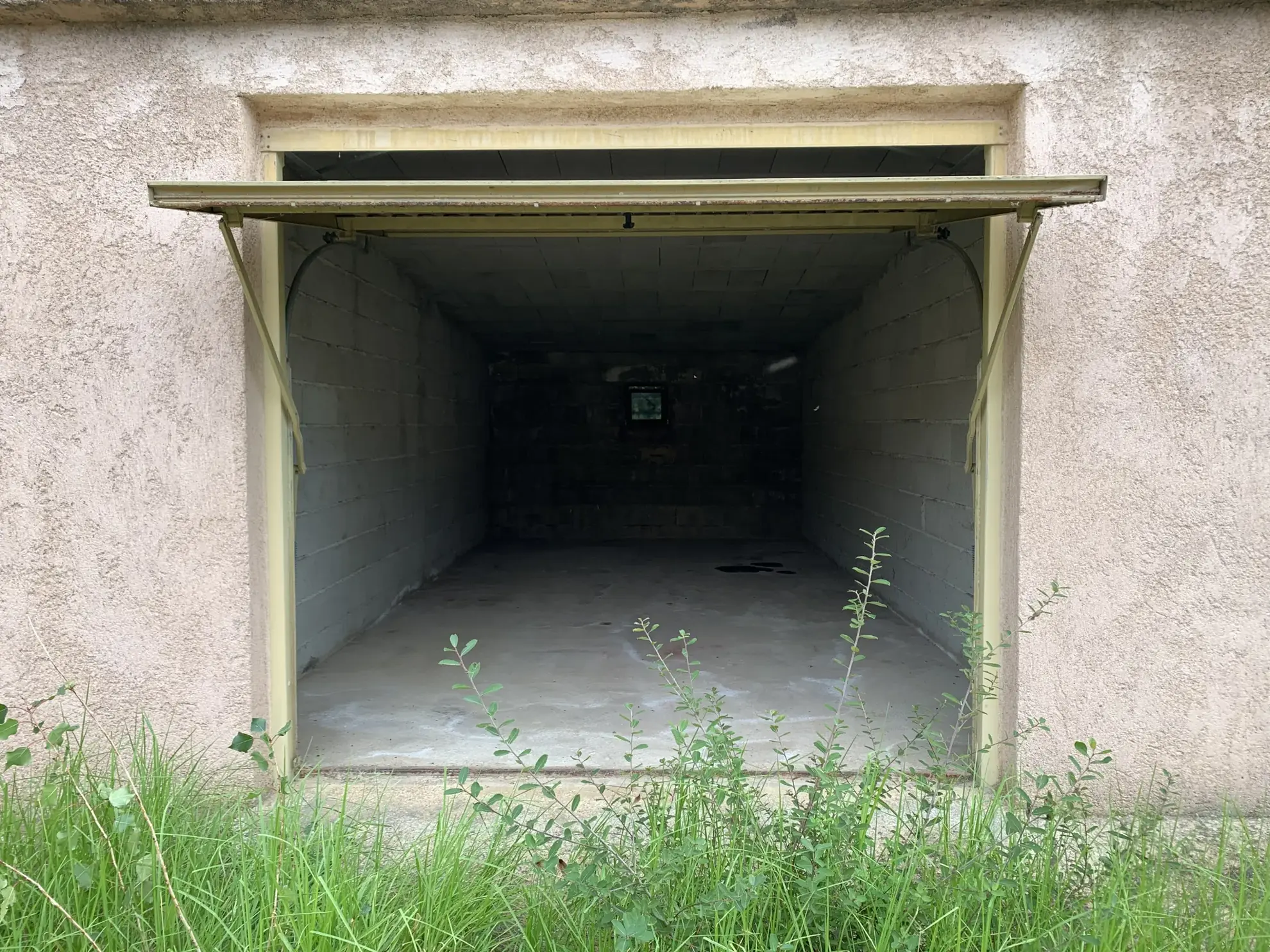 Garage fermé à Vardiola, Sainte Lucie de Porto-Vecchio, opportunité rare de stockage 