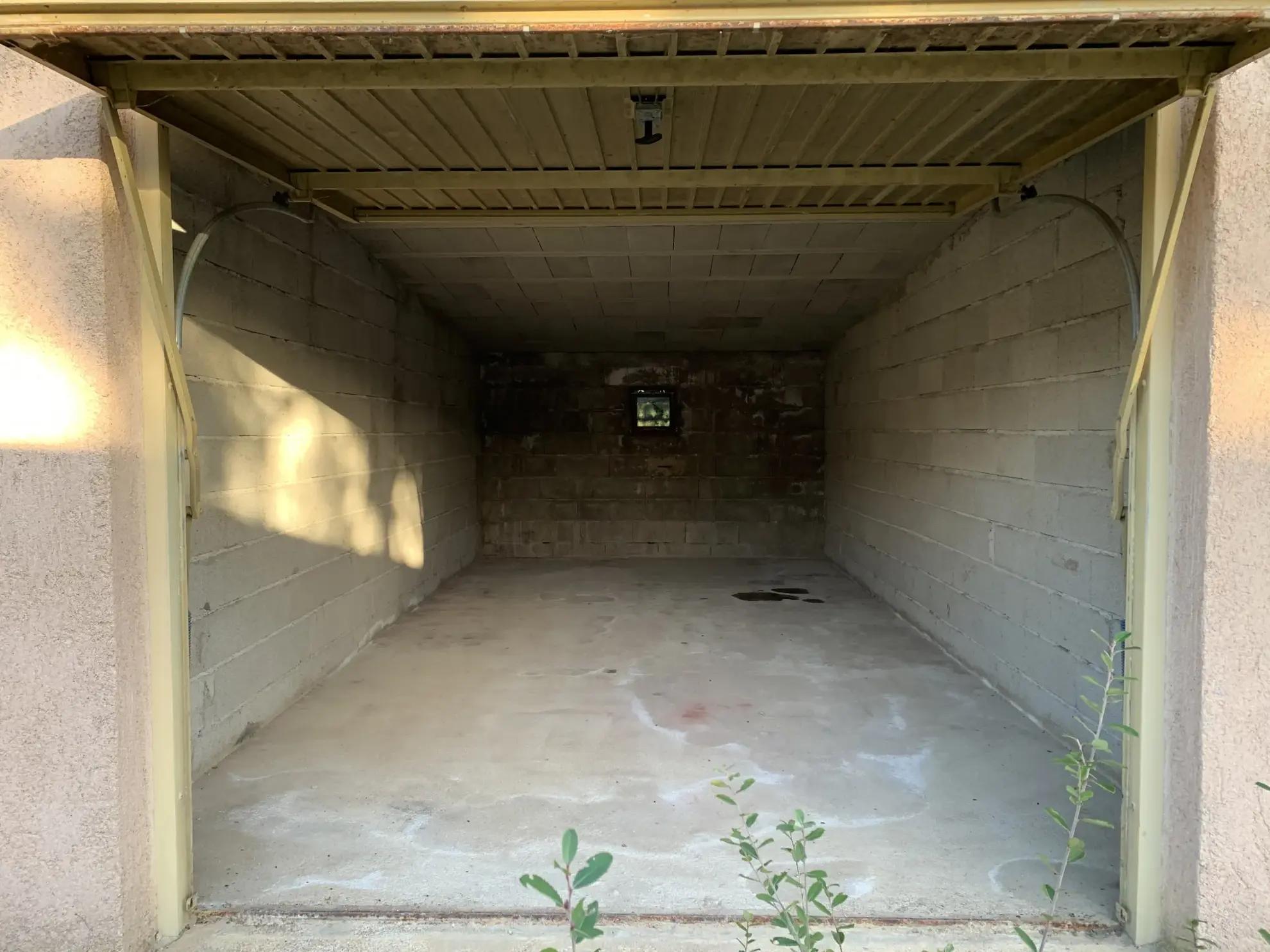 Garage fermé à Vardiola, Sainte Lucie de Porto-Vecchio, opportunité rare de stockage 