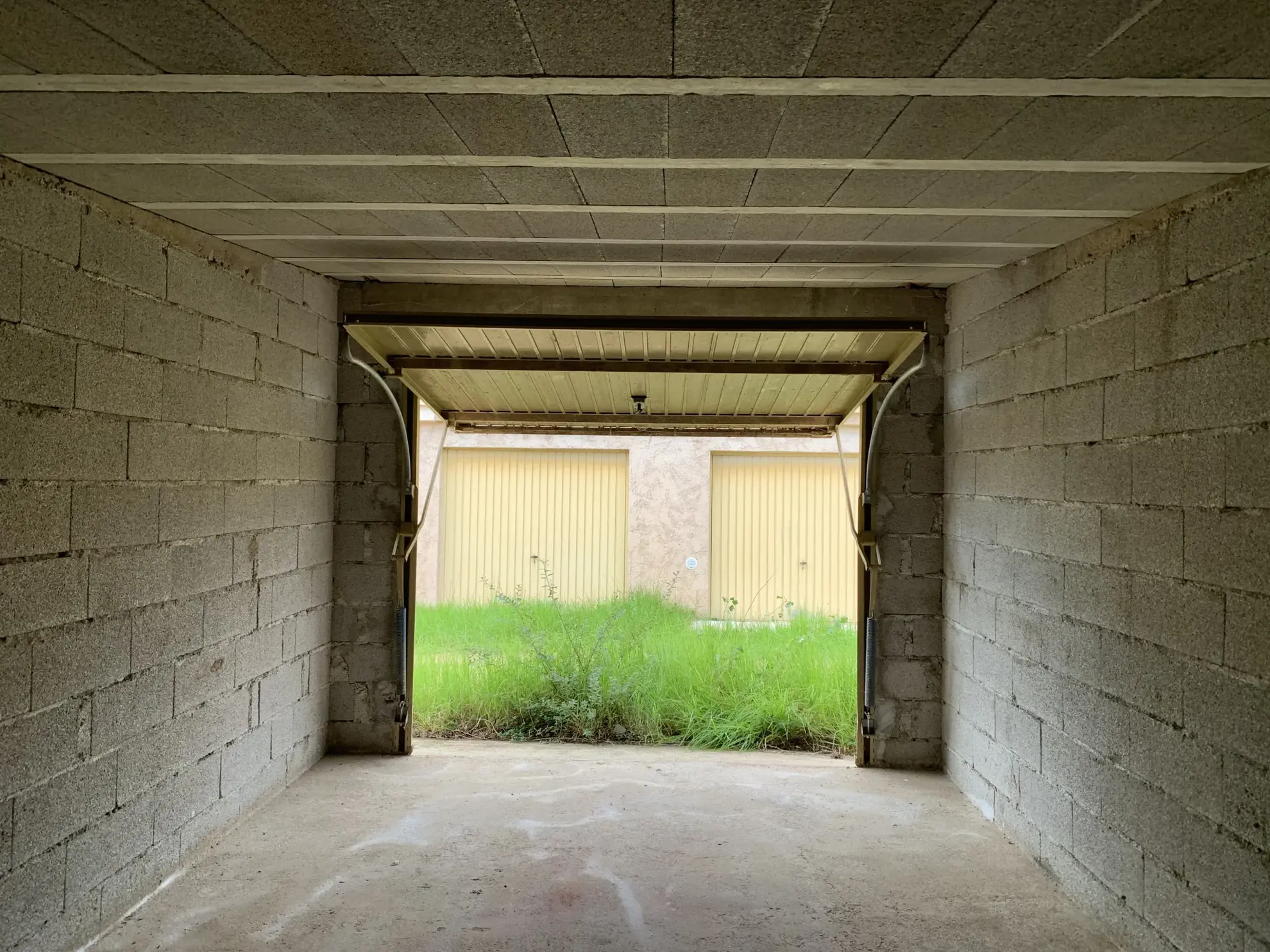 Garage fermé à Vardiola, Sainte Lucie de Porto-Vecchio, opportunité rare de stockage 