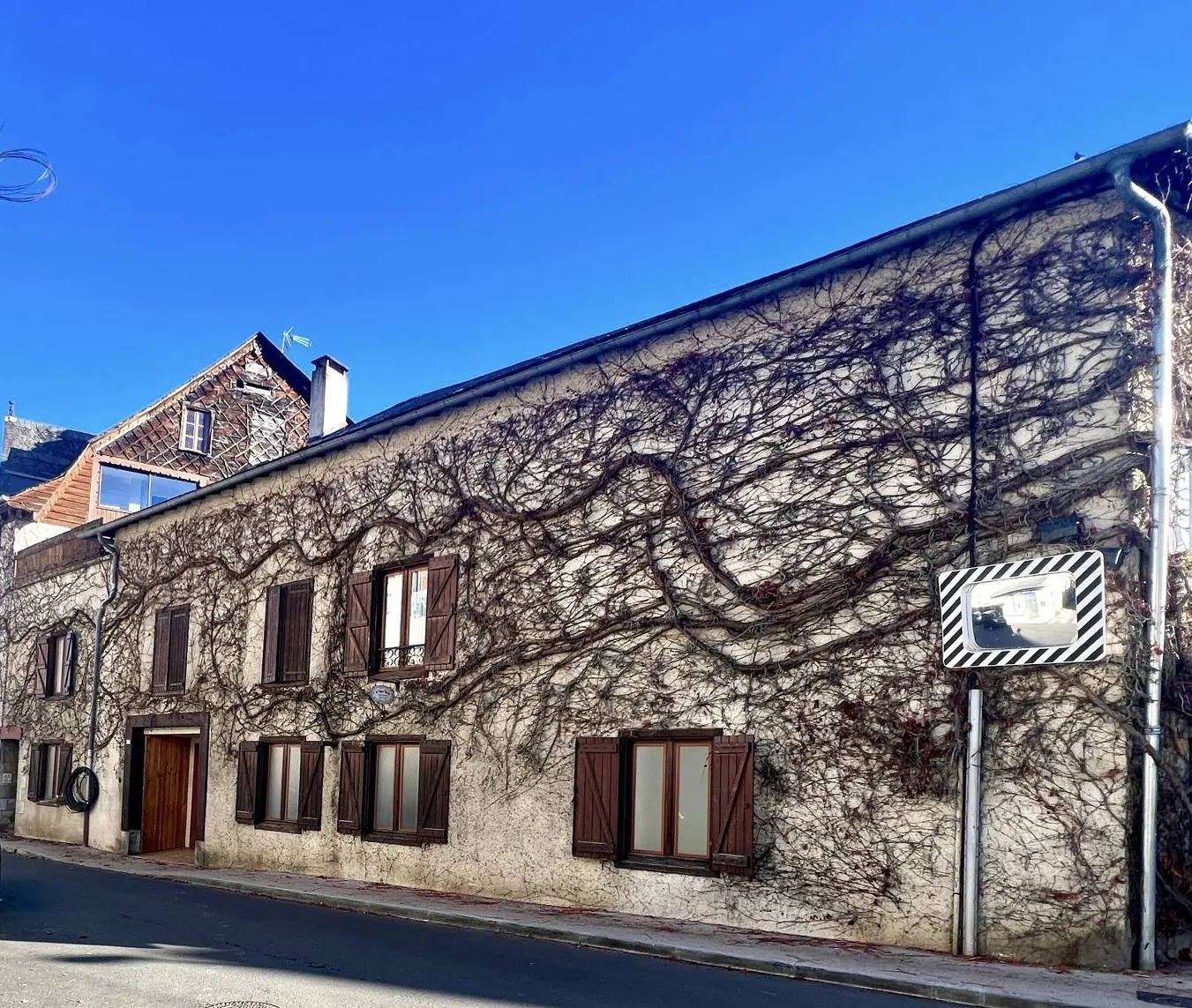 Immeuble à vendre à Castillon en Couserans avec fort potentiel locatif 
