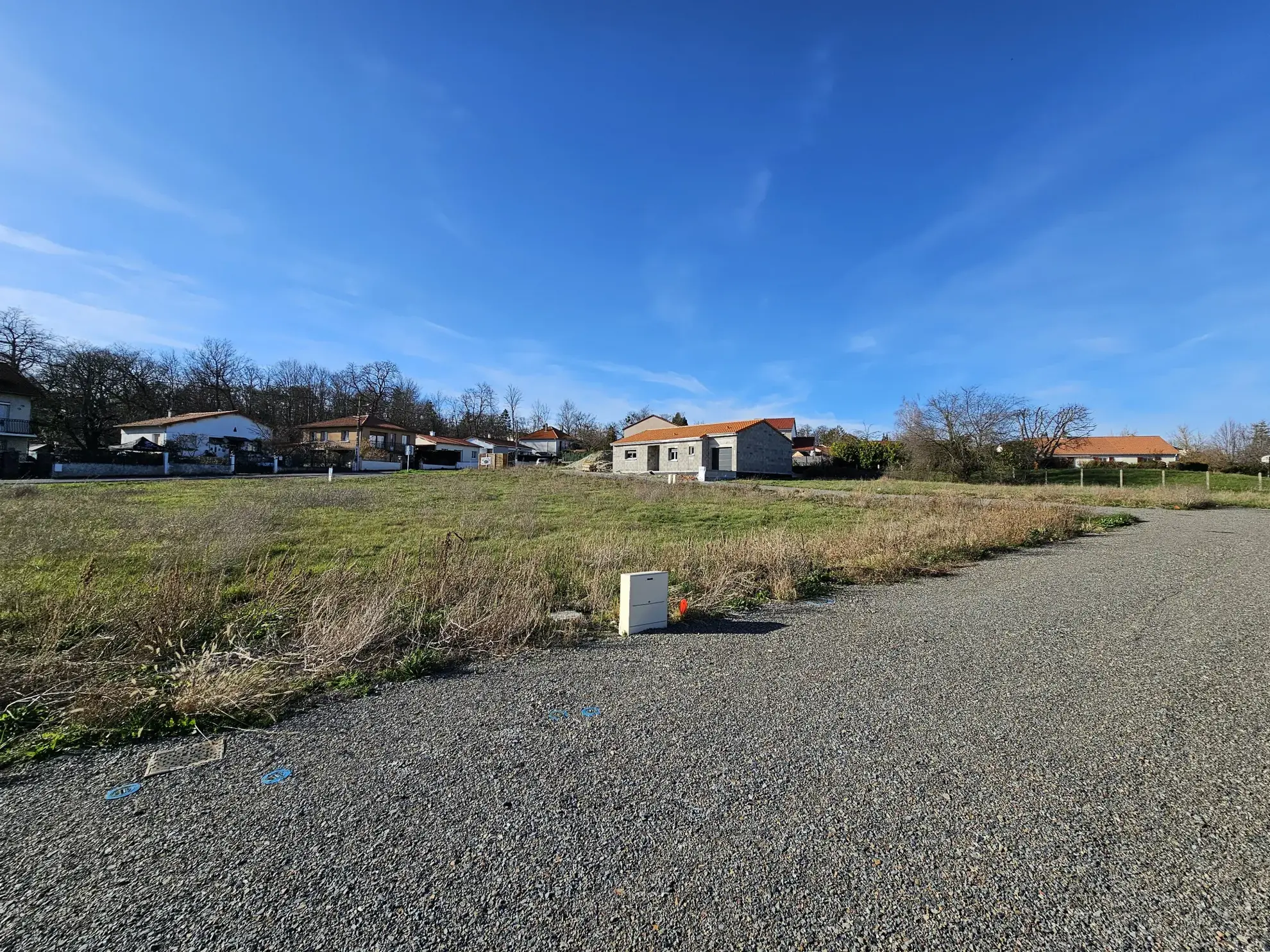 Terrain constructible viabilisé de 558 m² à Pessat-Villeneuve 